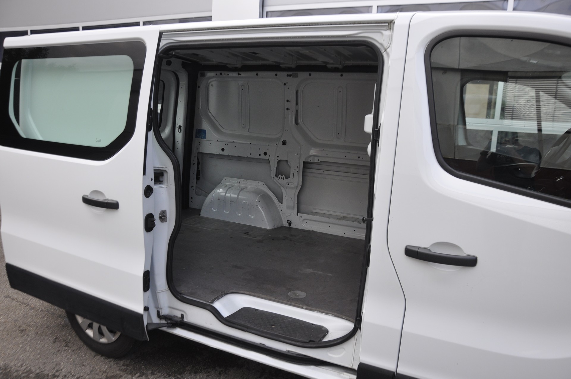 RENAULT Trafic 2.0 Energy dCi 120 3.0t Business L1H1-image-10