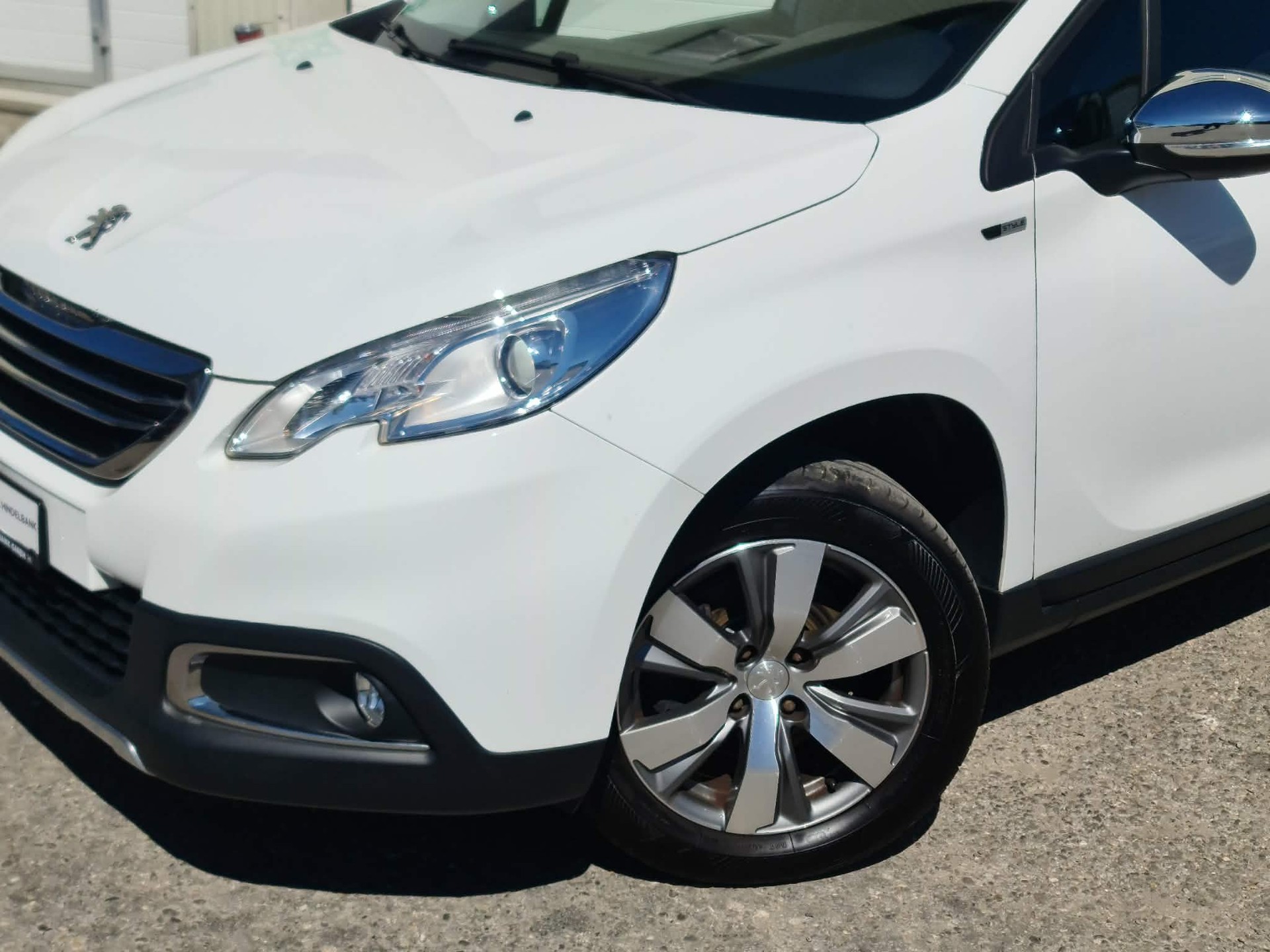 PEUGEOT 2008 1.2 VTI Style-image-1