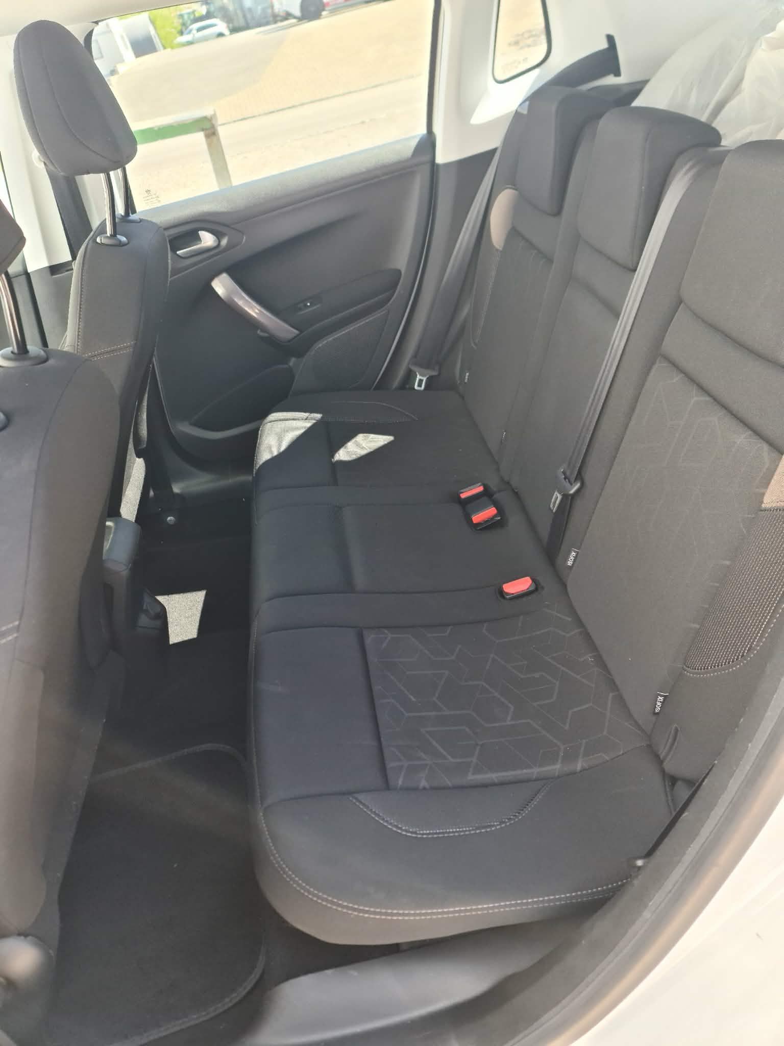 PEUGEOT 2008 1.2 VTI Style-image-15