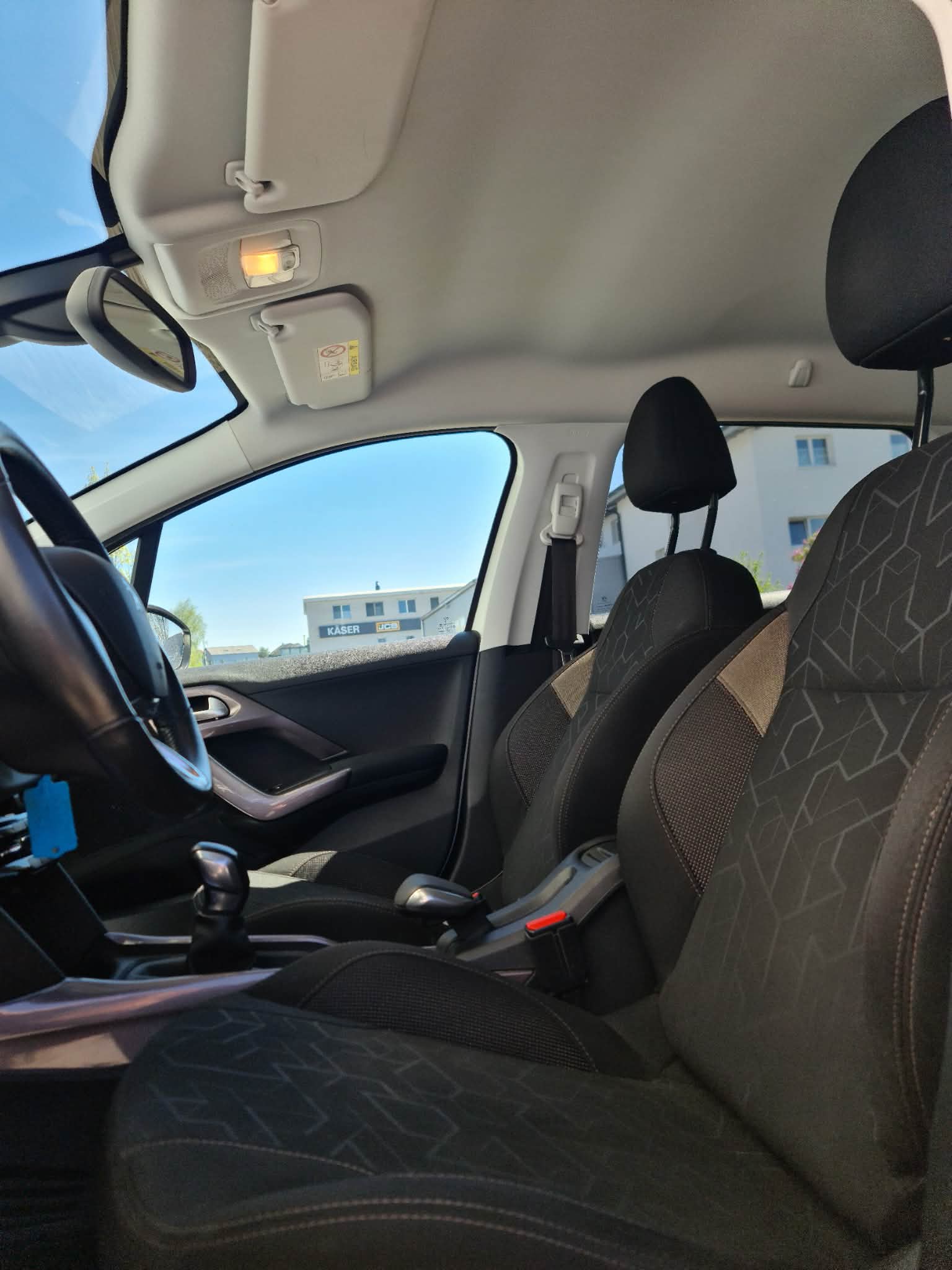PEUGEOT 2008 1.2 VTI Style-image-11