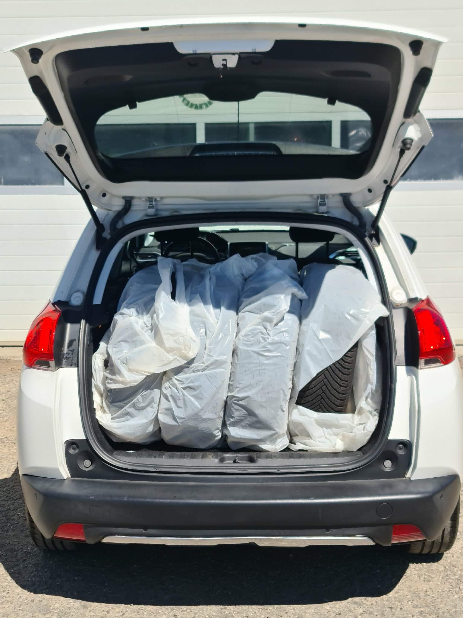 PEUGEOT 2008 1.2 VTI Style-image-9