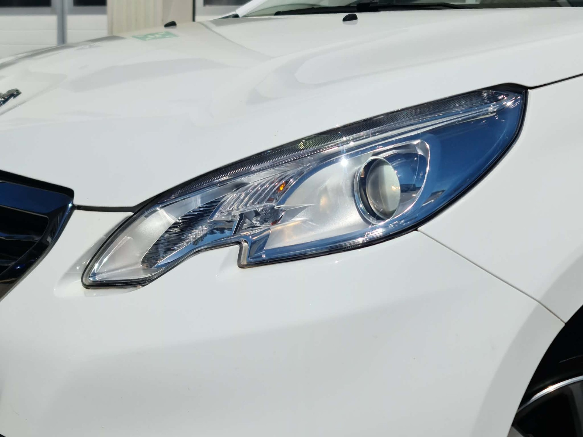 PEUGEOT 2008 1.2 VTI Style-image-2