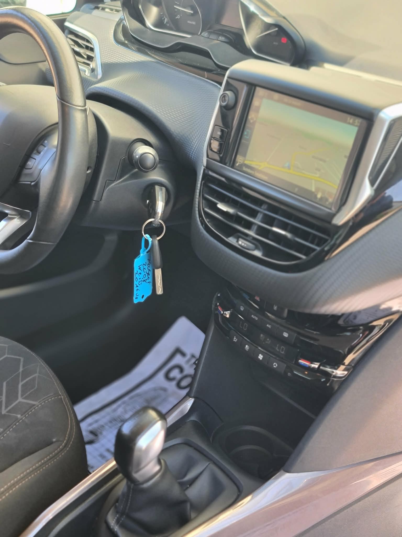 PEUGEOT 2008 1.2 VTI Style-image-12