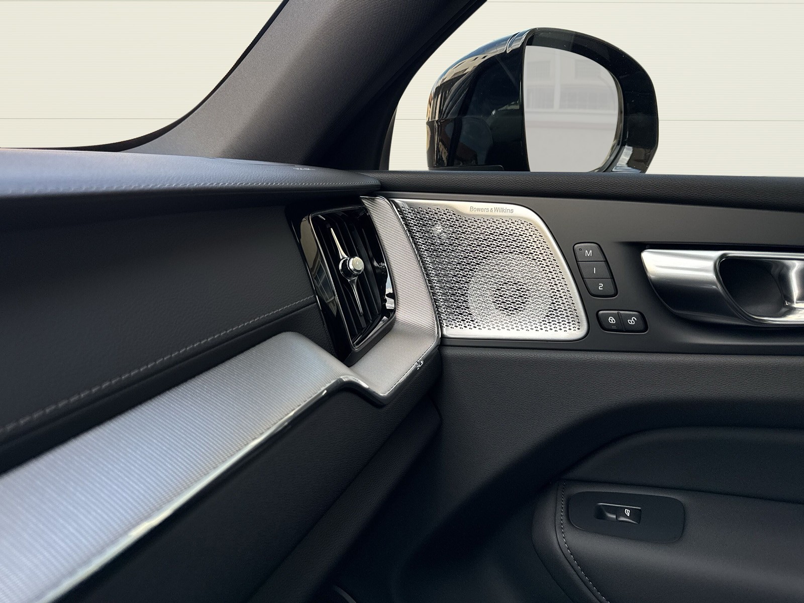 VOLVO XC60 2.0 T6 TE Ultra Dark eAWD-image-18