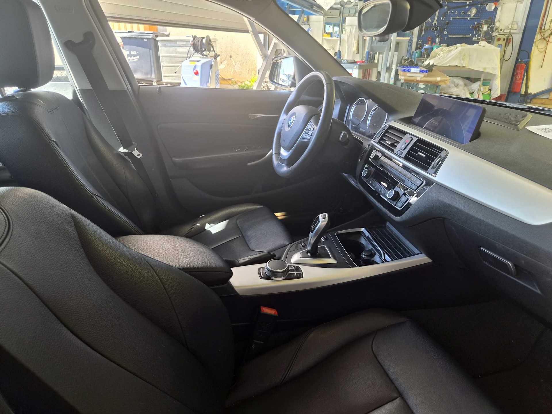 BMW 118i Essential Edition Steptronic-image-1