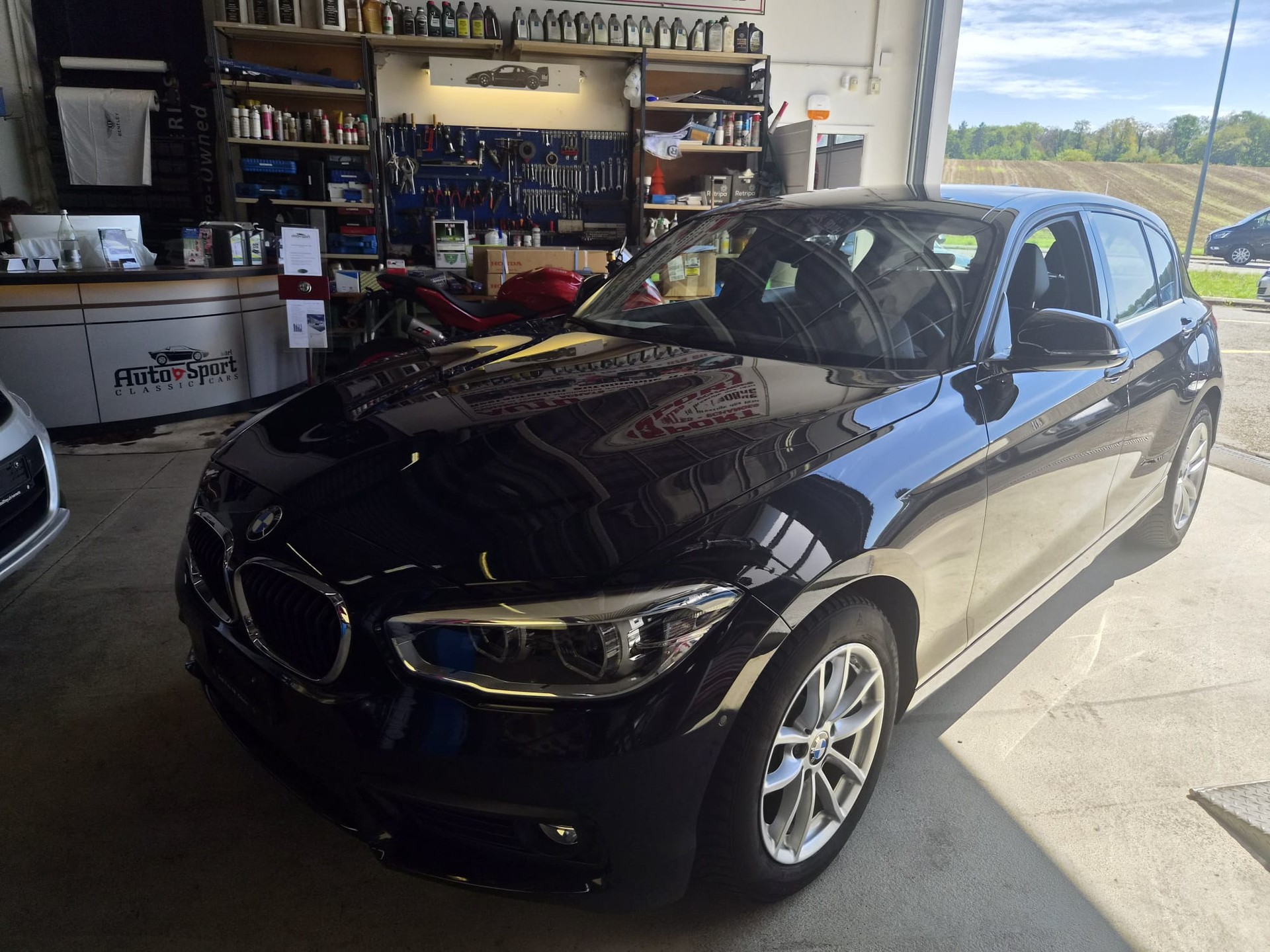 BMW 118i Essential Edition Steptronic-image-0