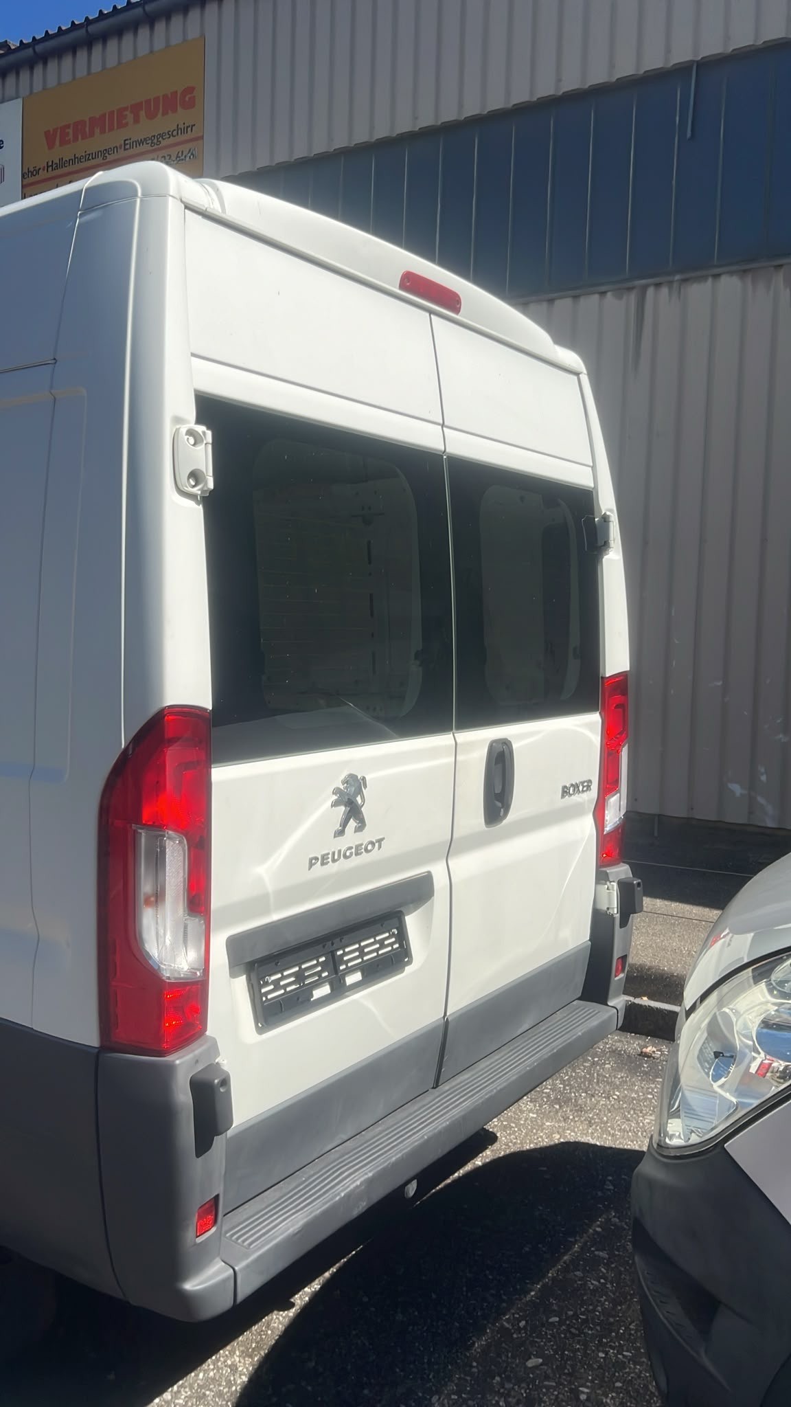 PEUGEOT Boxer 2.0 HDI 335 Allure L2H2-image-3