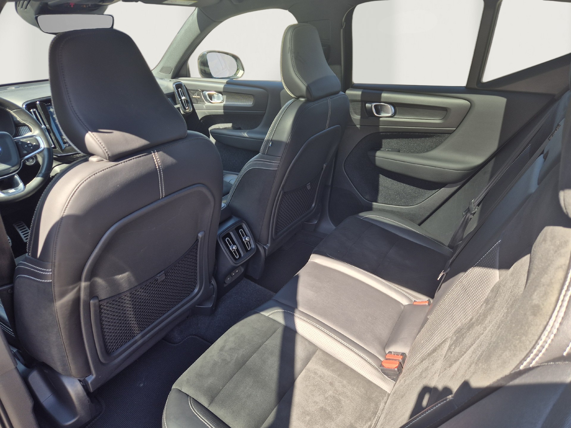 VOLVO XC40 T5 AWD R-DESIGN | ALLRAD | AUTOMATIK | AHK | 360° KAMERA | PANORAMADACH | STANDHEIZUNG-image-9