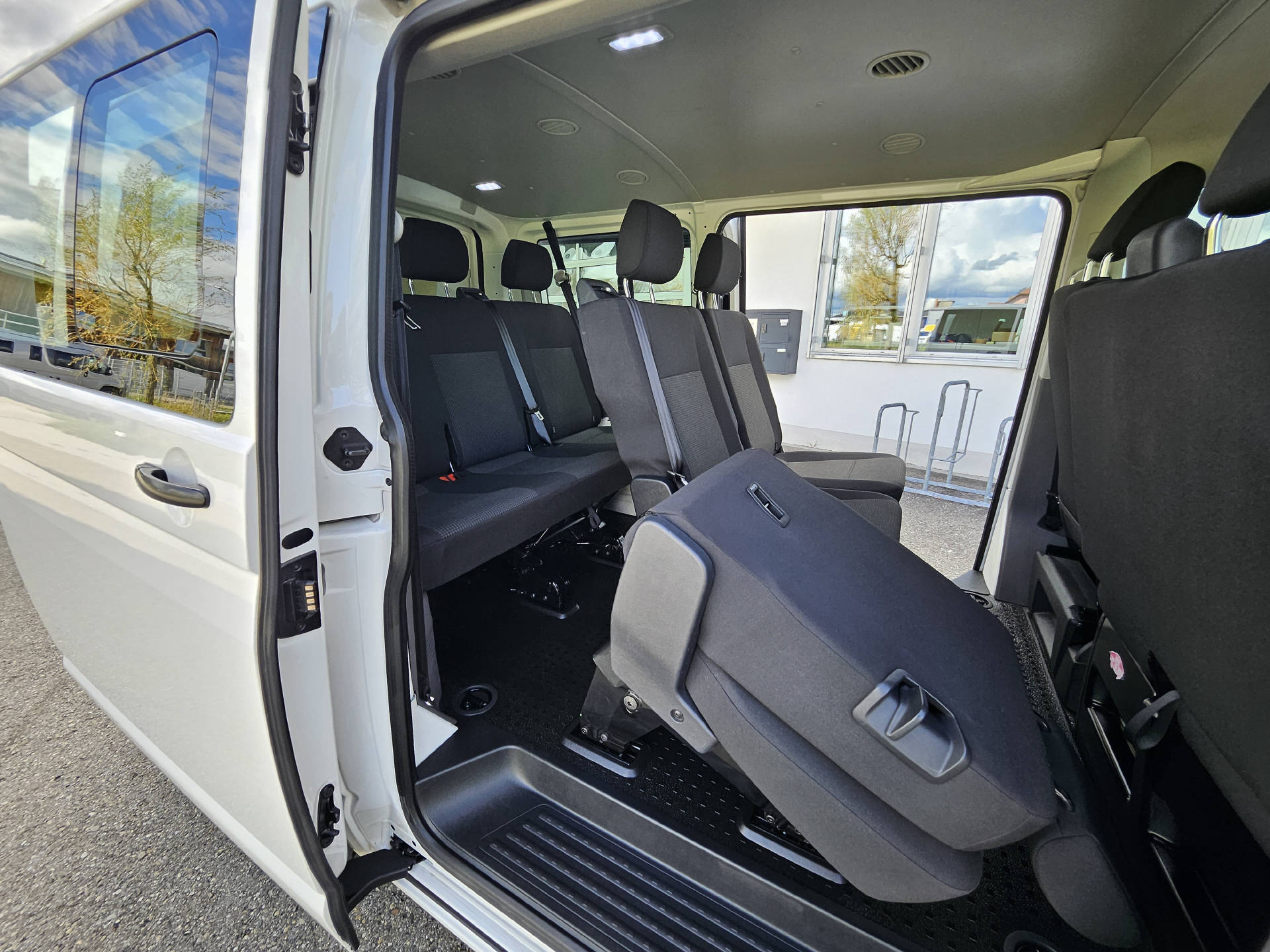VW T6.1 Kombi 3000 2.0 TDI 150 * Klima * Tempomat * Schiebetüre rechts + links * 9- Plätzer *-image-11