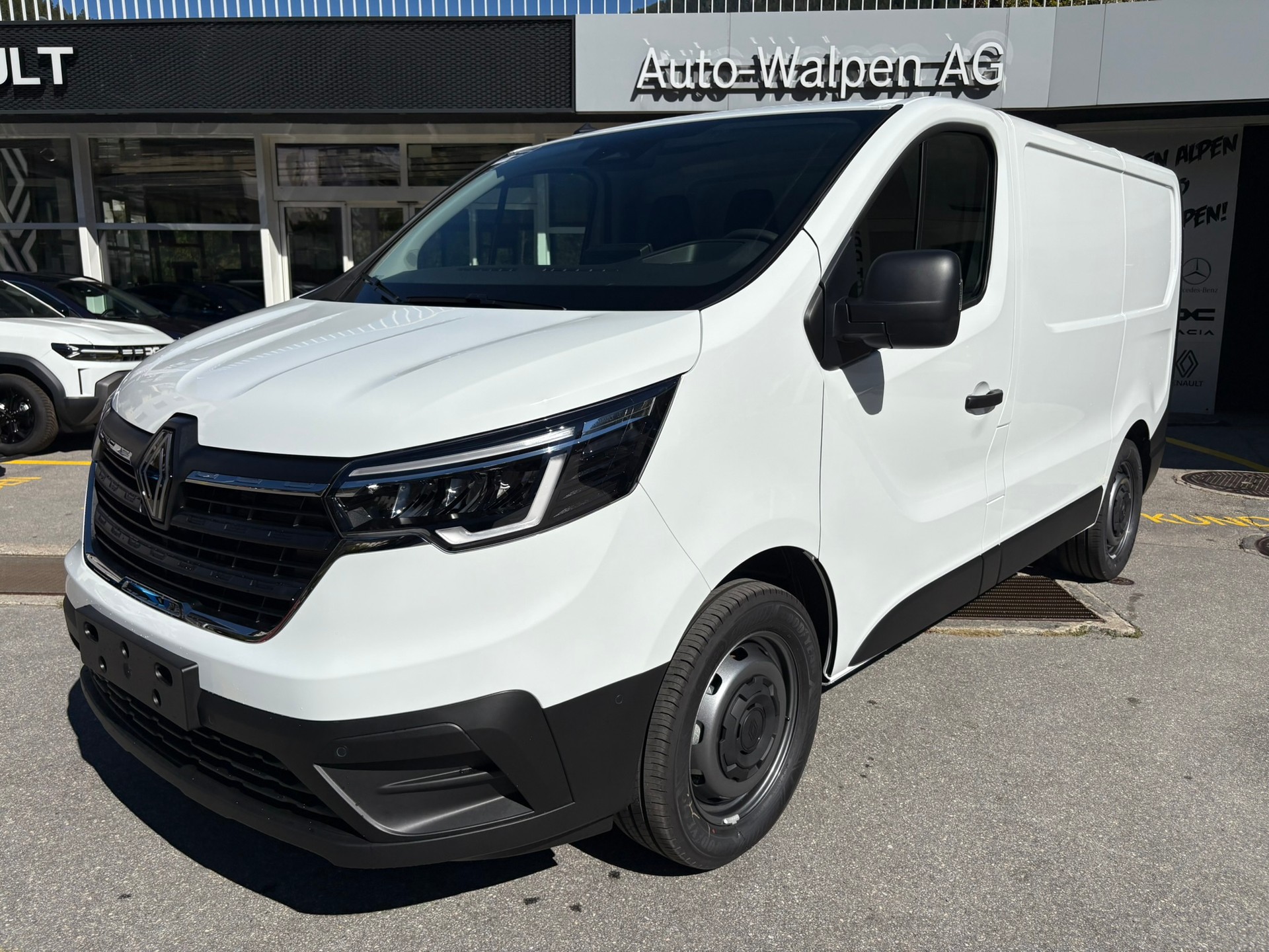 RENAULT Trafic 2.0 Blue dCi110 Advance L1H1-image-0