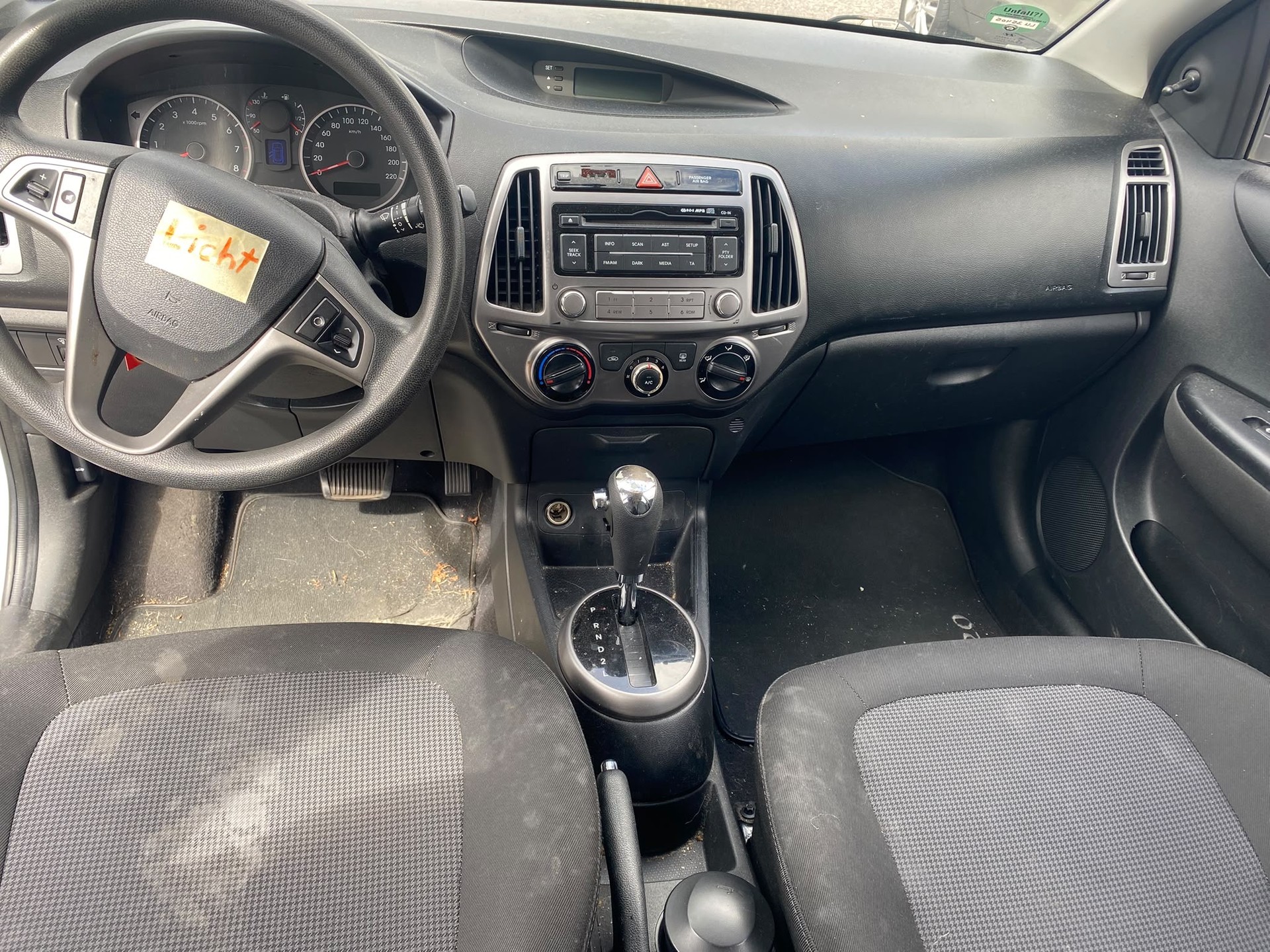 HYUNDAI i20 1.4 Premium Automatic-image-8