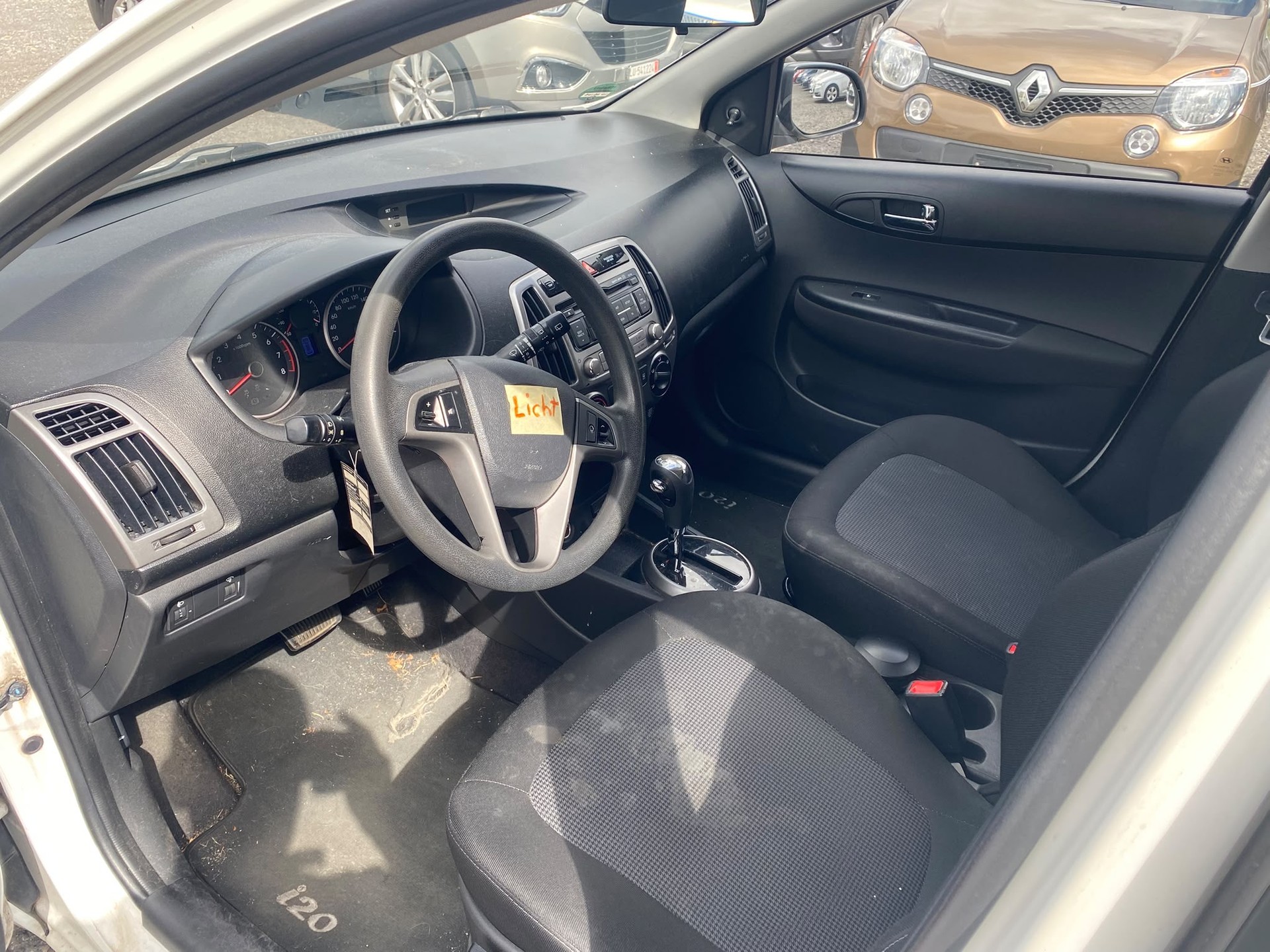 HYUNDAI i20 1.4 Premium Automatic-image-10