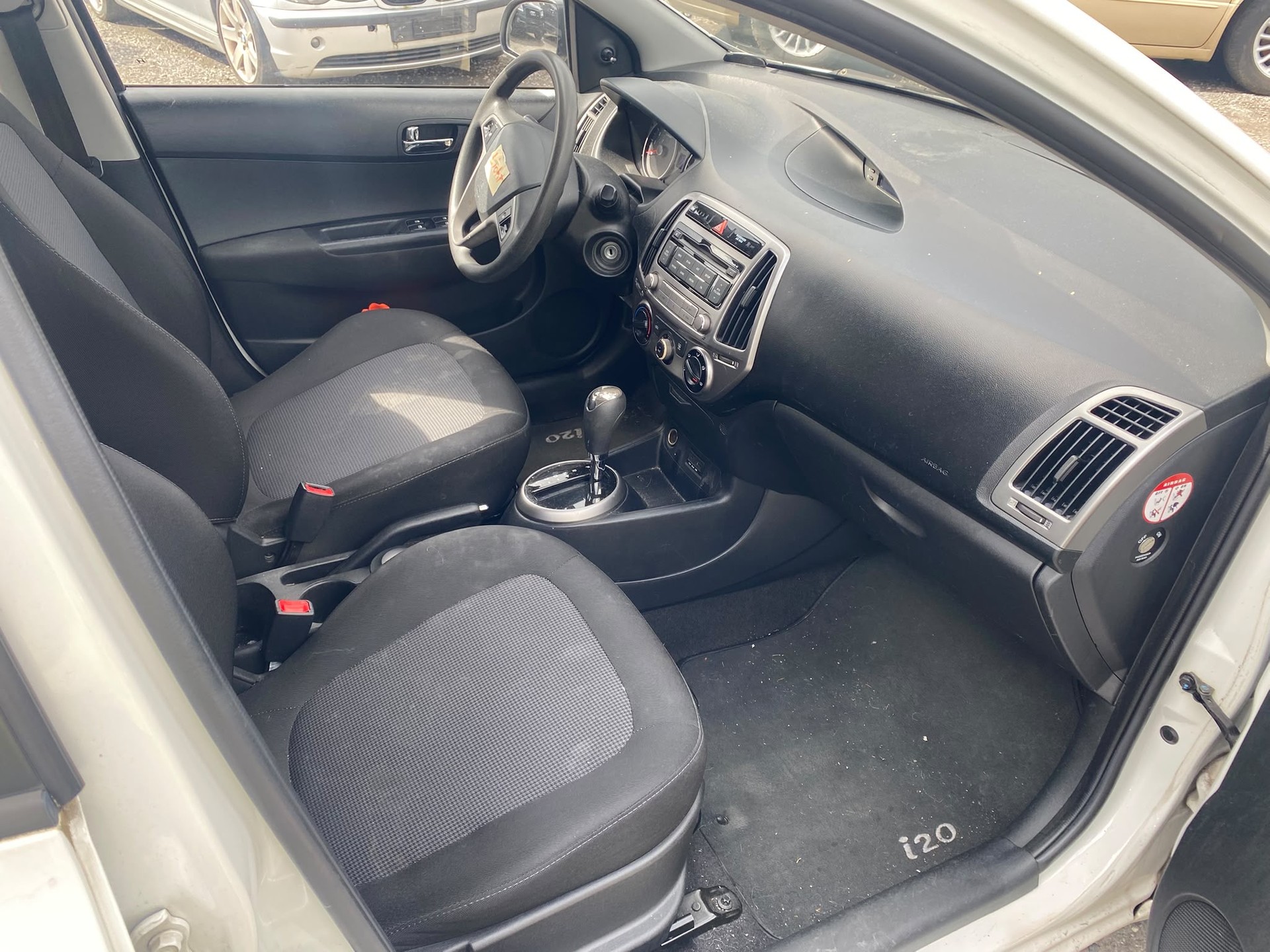 HYUNDAI i20 1.4 Premium Automatic-image-9