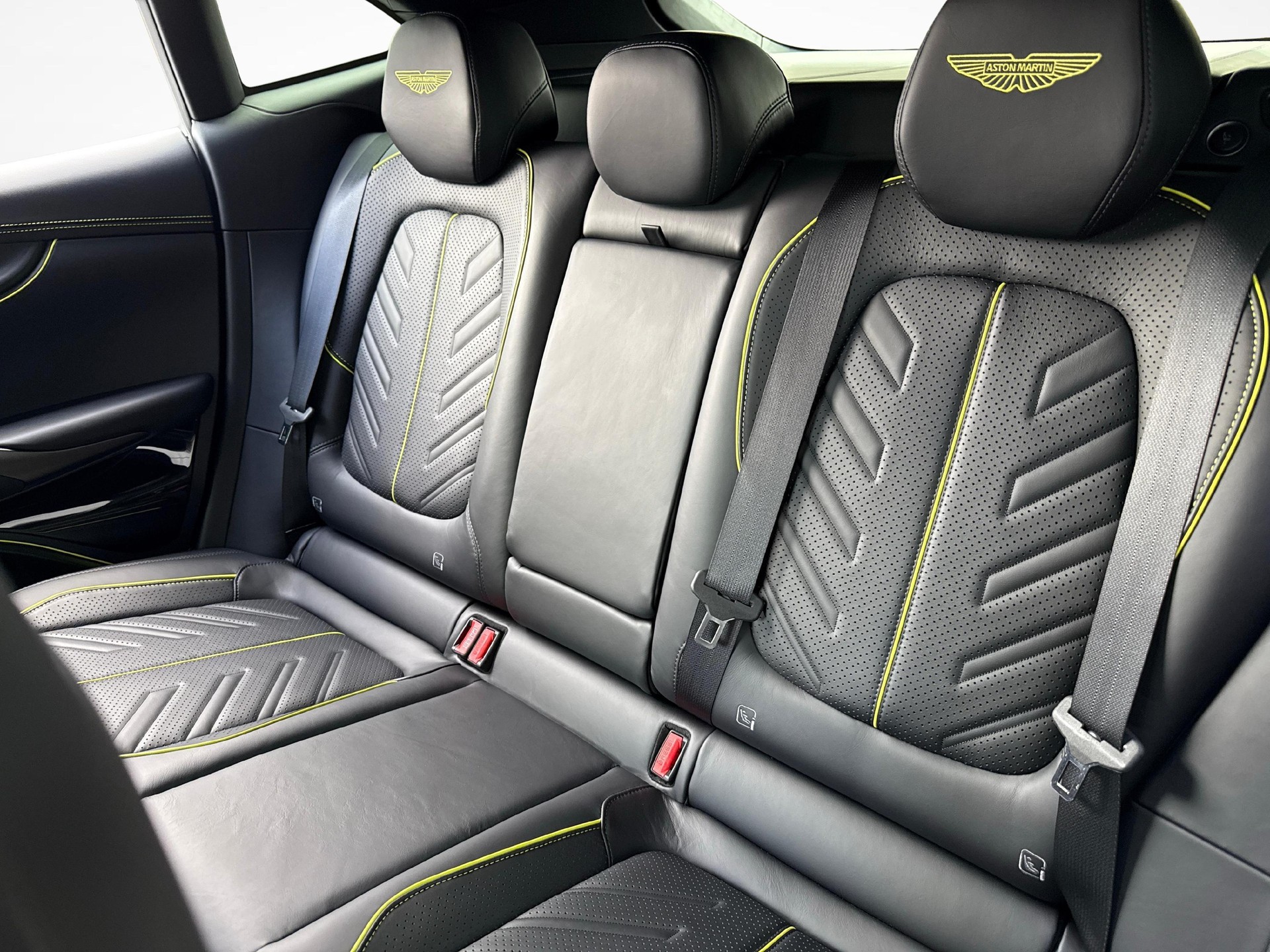 ASTON MARTIN DBX S 4.0 V8 Bi-Turbo-image-12