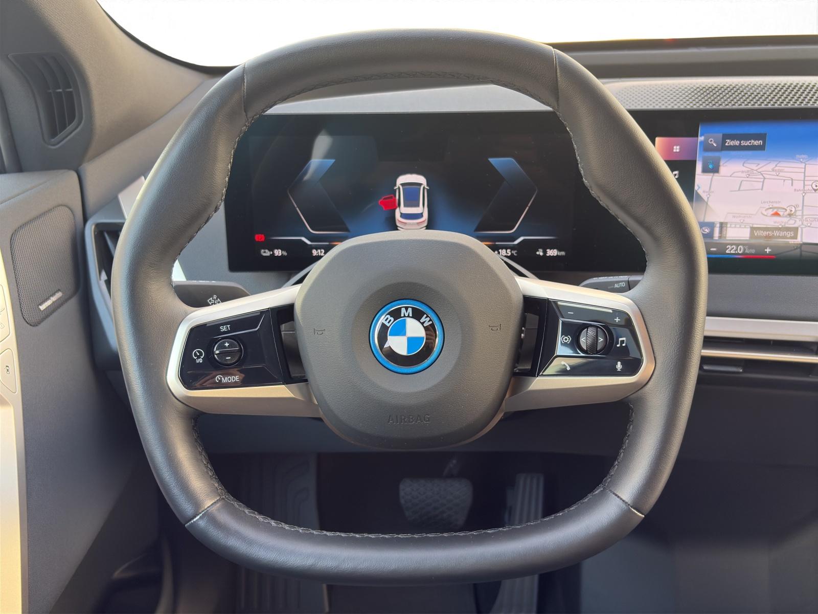 BMW iX xDrive40-image-11