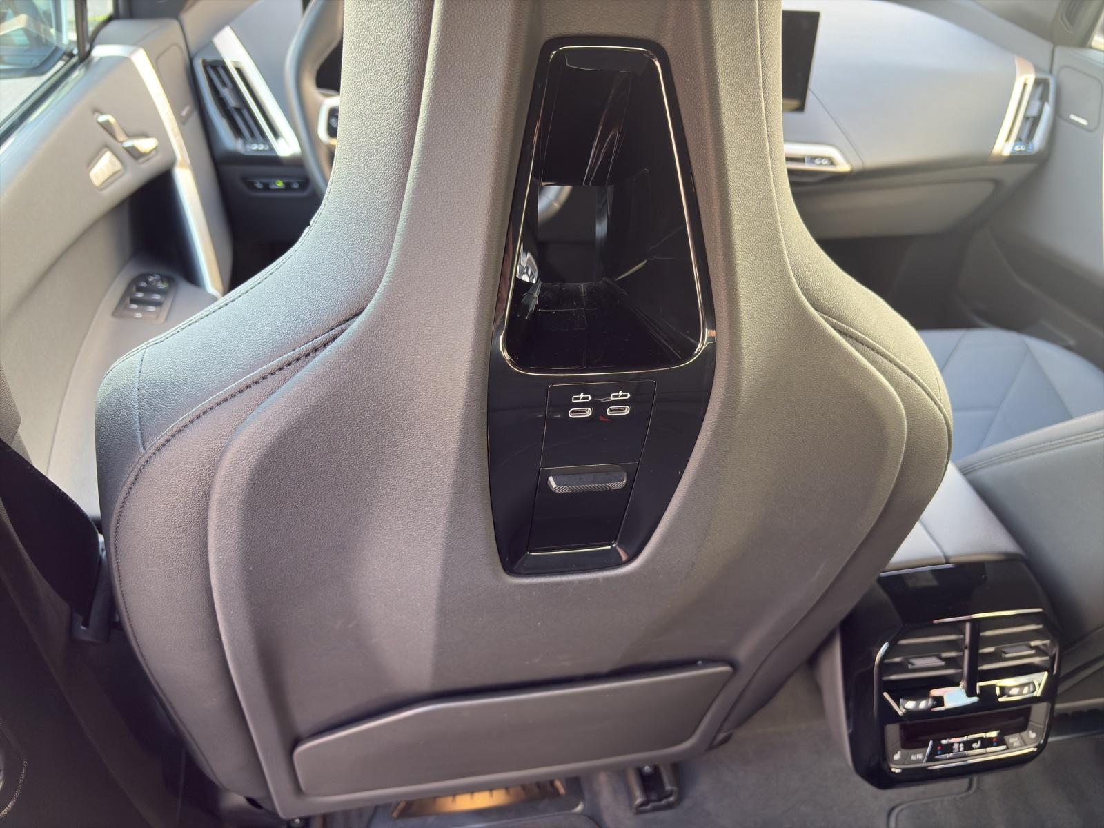 BMW iX xDrive40-image-21