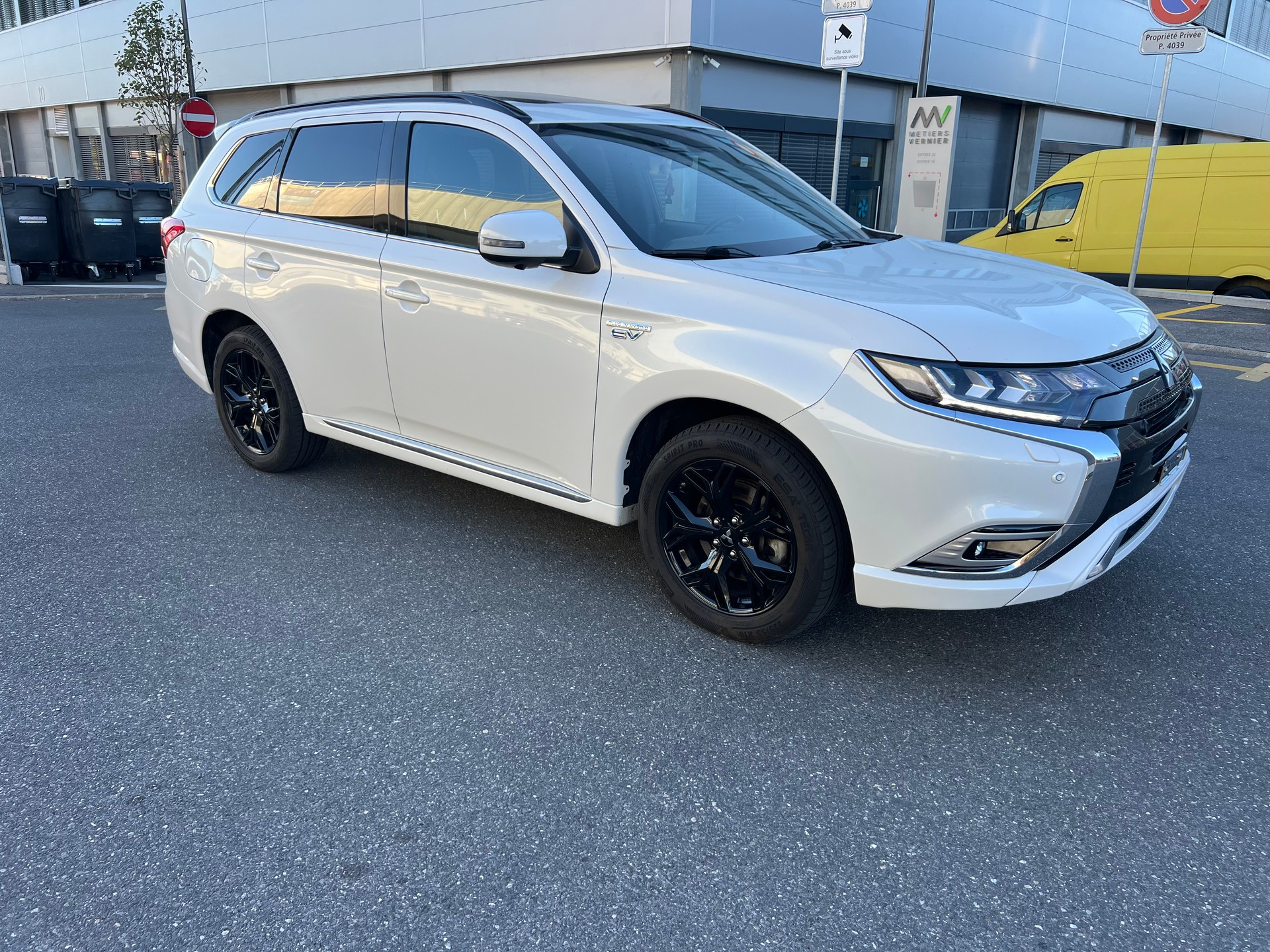 MITSUBISHI Outlander 2.4 PHEV Diamond S-Edition 4WD Automatic-image-6