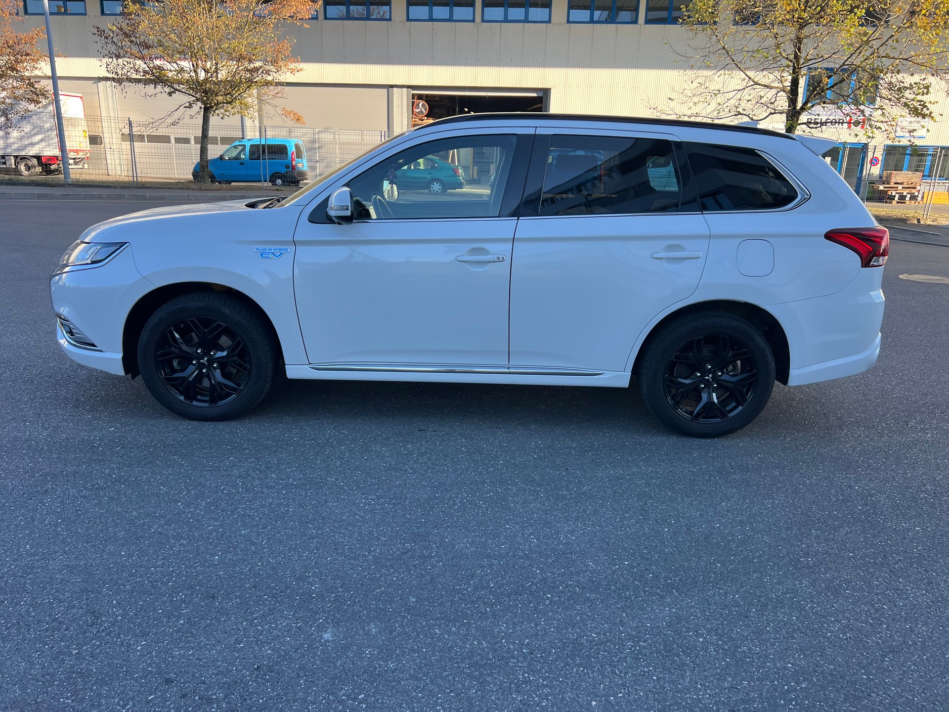 MITSUBISHI Outlander 2.4 PHEV Diamond S-Edition 4WD Automatic-image-2