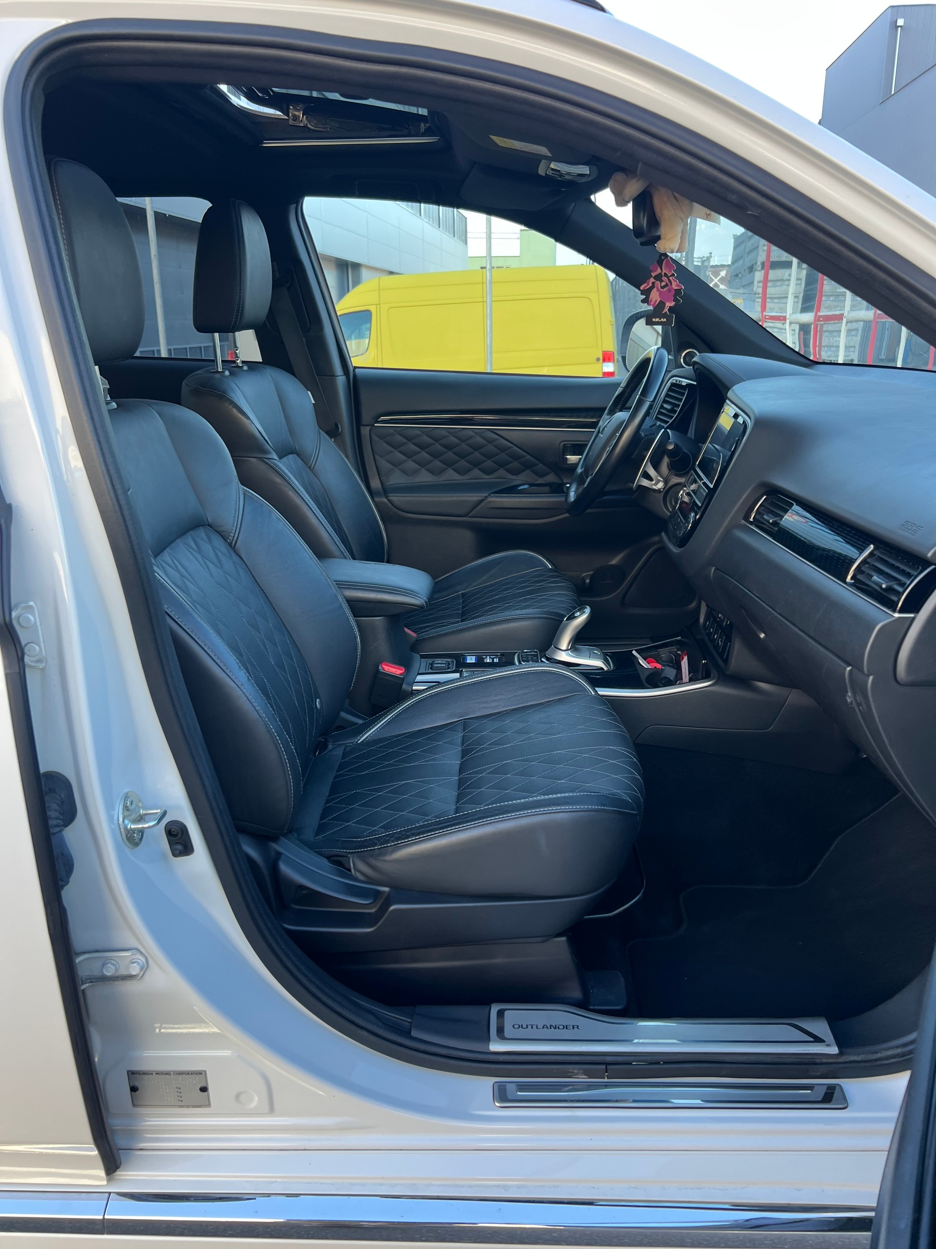 MITSUBISHI Outlander 2.4 PHEV Diamond S-Edition 4WD Automatic-image-13