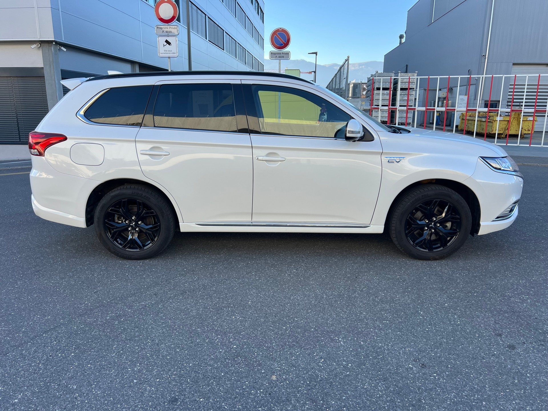 MITSUBISHI Outlander 2.4 PHEV Diamond S-Edition 4WD Automatic-image-5