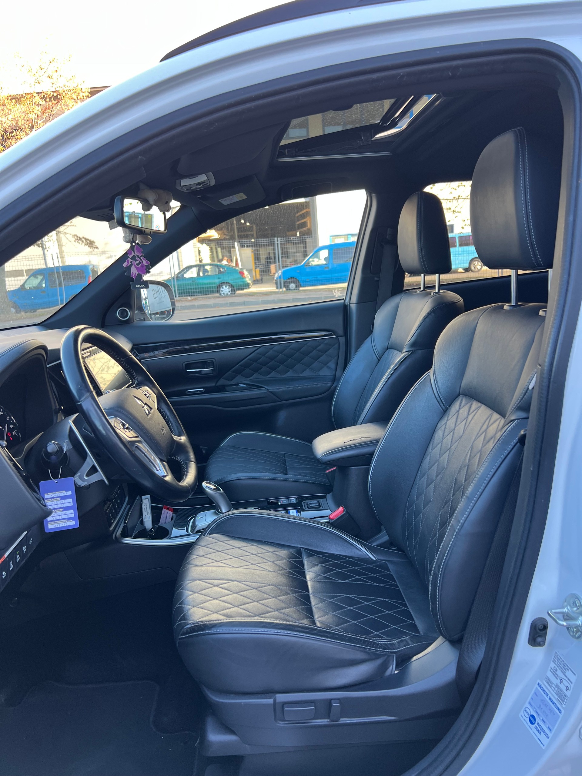 MITSUBISHI Outlander 2.4 PHEV Diamond S-Edition 4WD Automatic-image-8