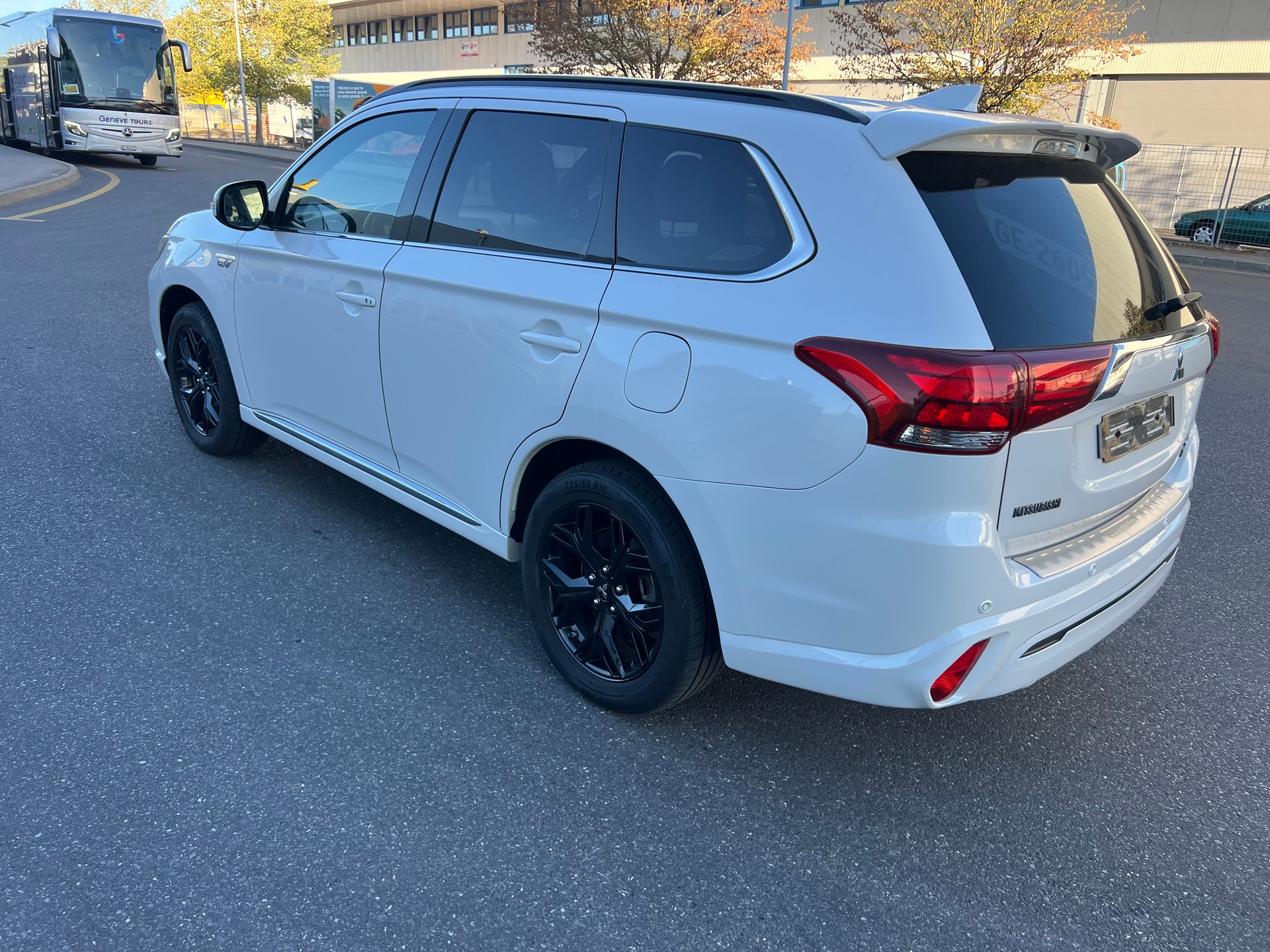 MITSUBISHI Outlander 2.4 PHEV Diamond S-Edition 4WD Automatic-image-3