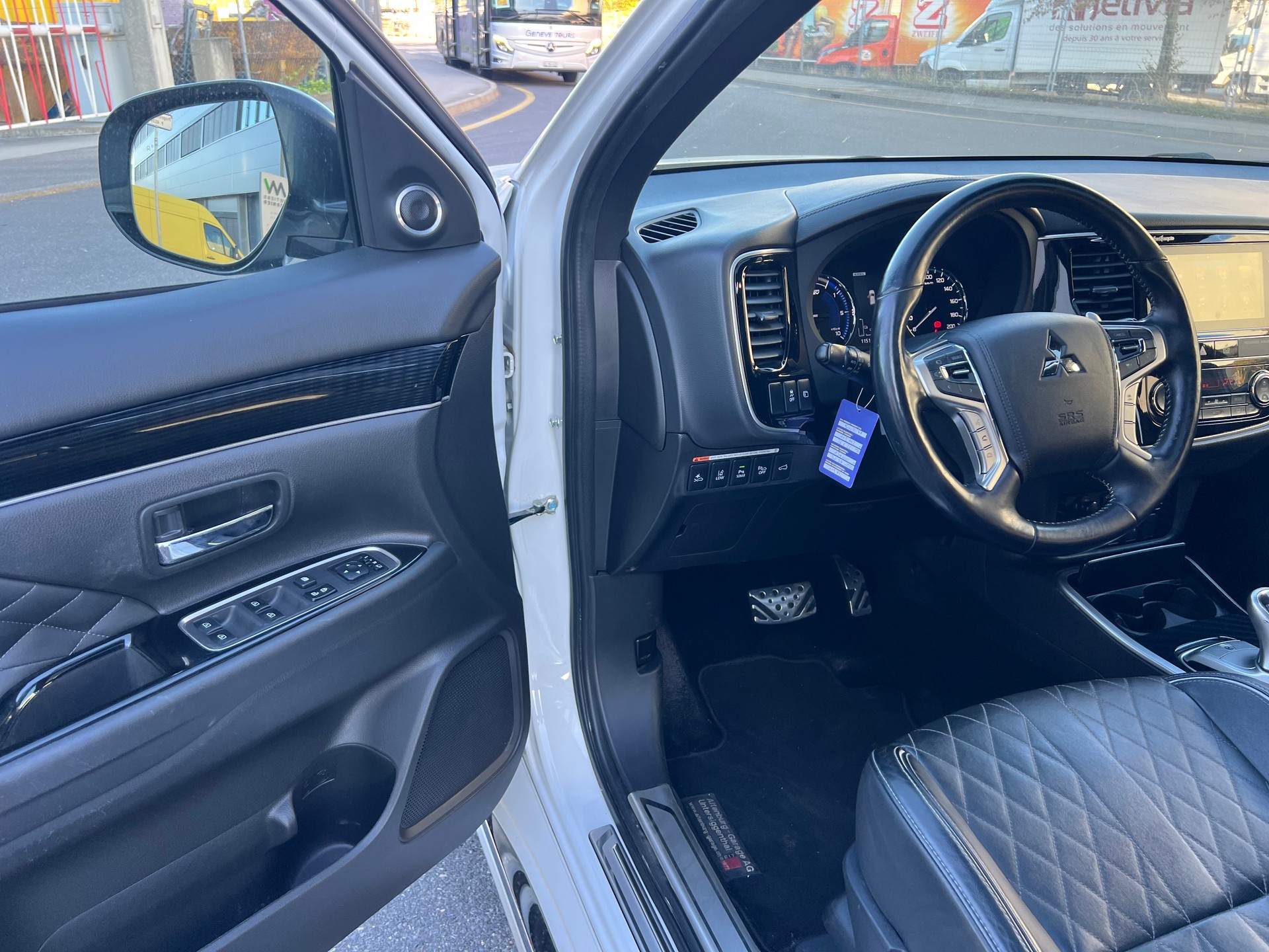 MITSUBISHI Outlander 2.4 PHEV Diamond S-Edition 4WD Automatic-image-7
