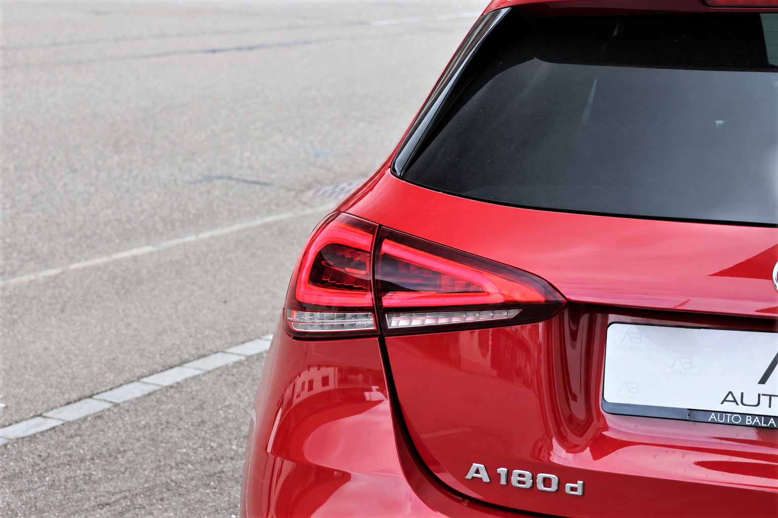 MERCEDES-BENZ A 180 d AMG Line 8G-DCT (CH) *Manufaktur Rosso Patagoni*-image-5