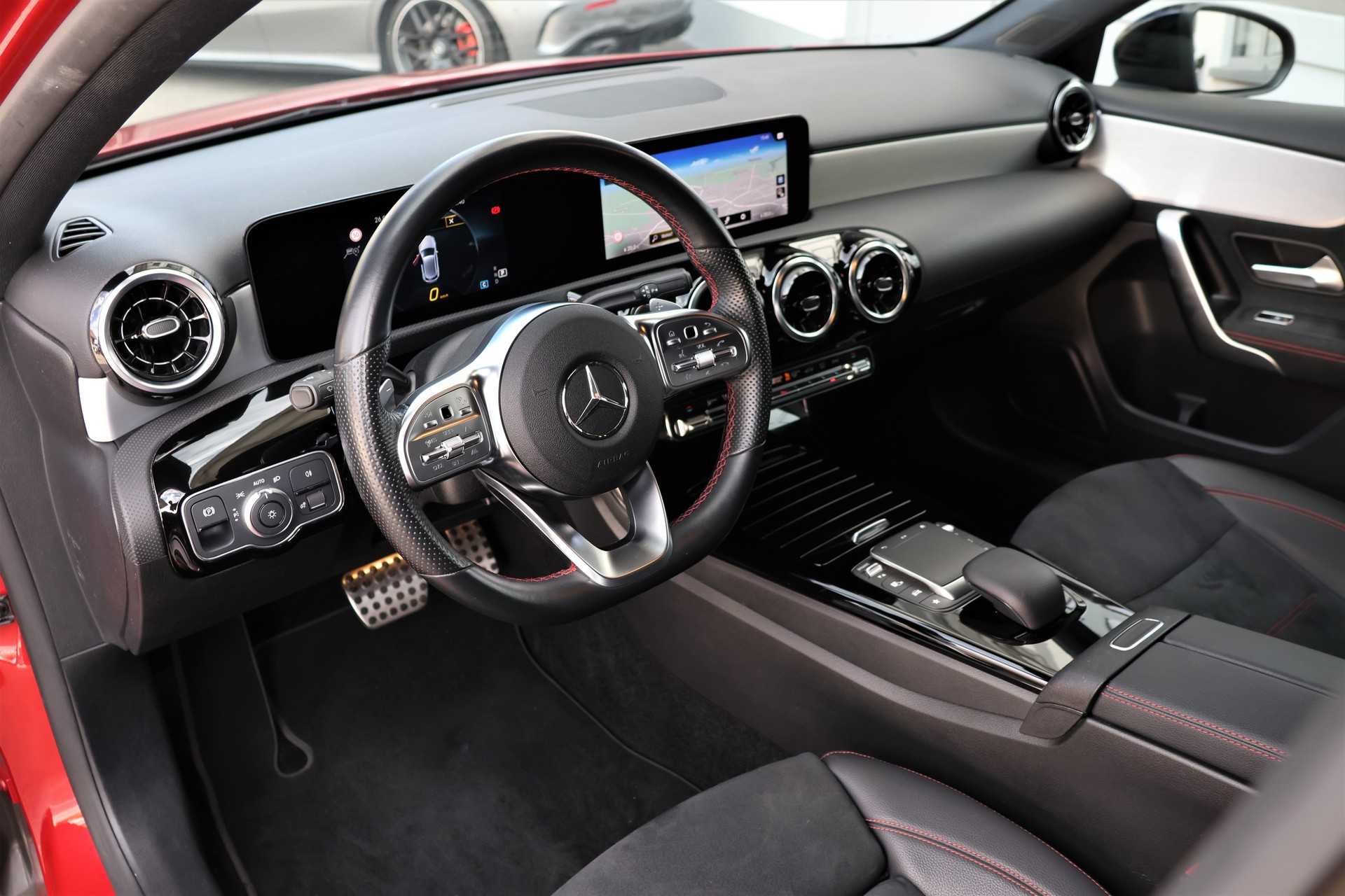 MERCEDES-BENZ A 180 d AMG Line 8G-DCT (CH) *Manufaktur Rosso Patagoni*-image-9