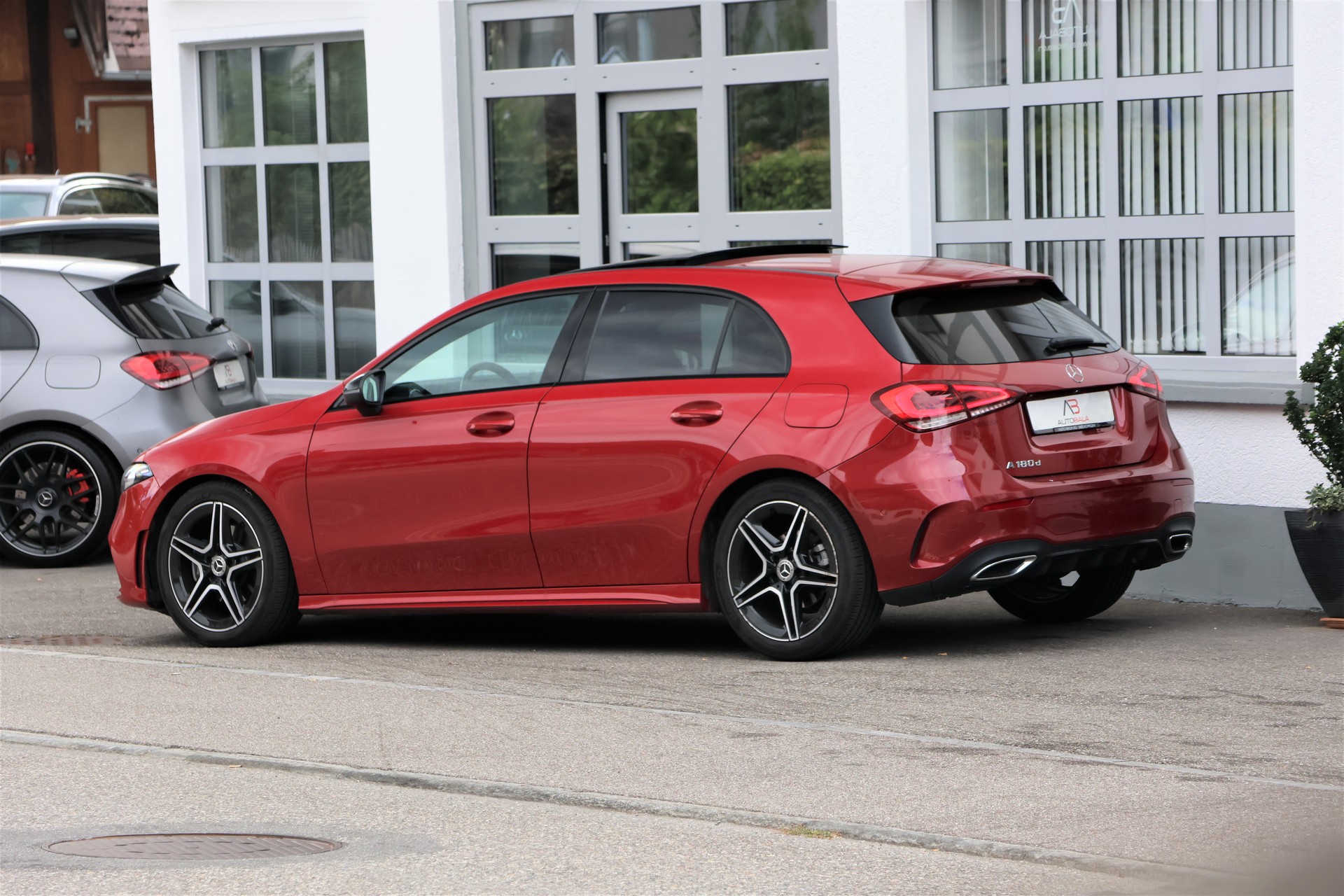 MERCEDES-BENZ A 180 d AMG Line 8G-DCT (CH) *Manufaktur Rosso Patagoni*-image-4