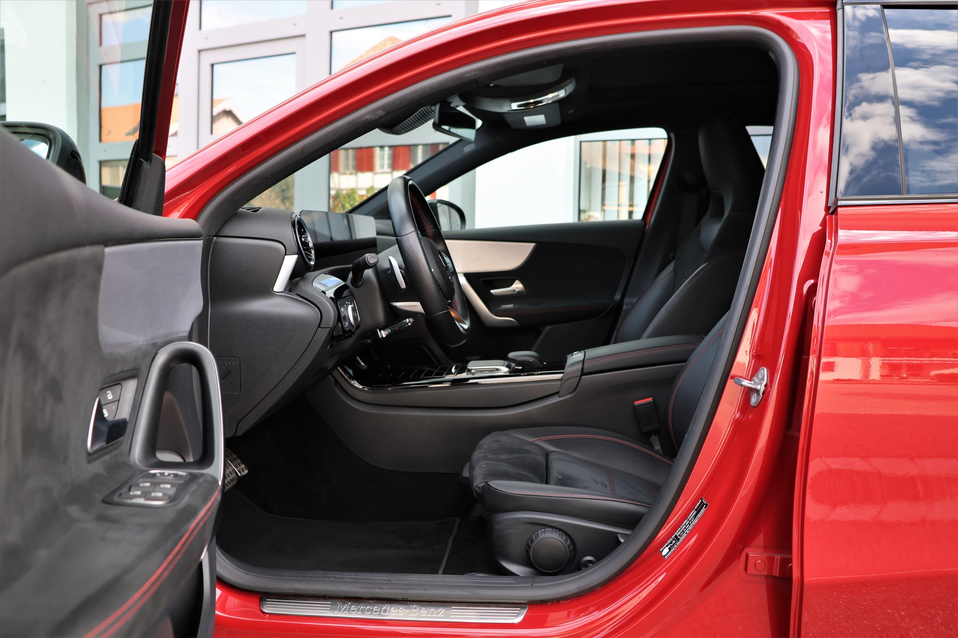 MERCEDES-BENZ A 180 d AMG Line 8G-DCT (CH) *Manufaktur Rosso Patagoni*-image-8