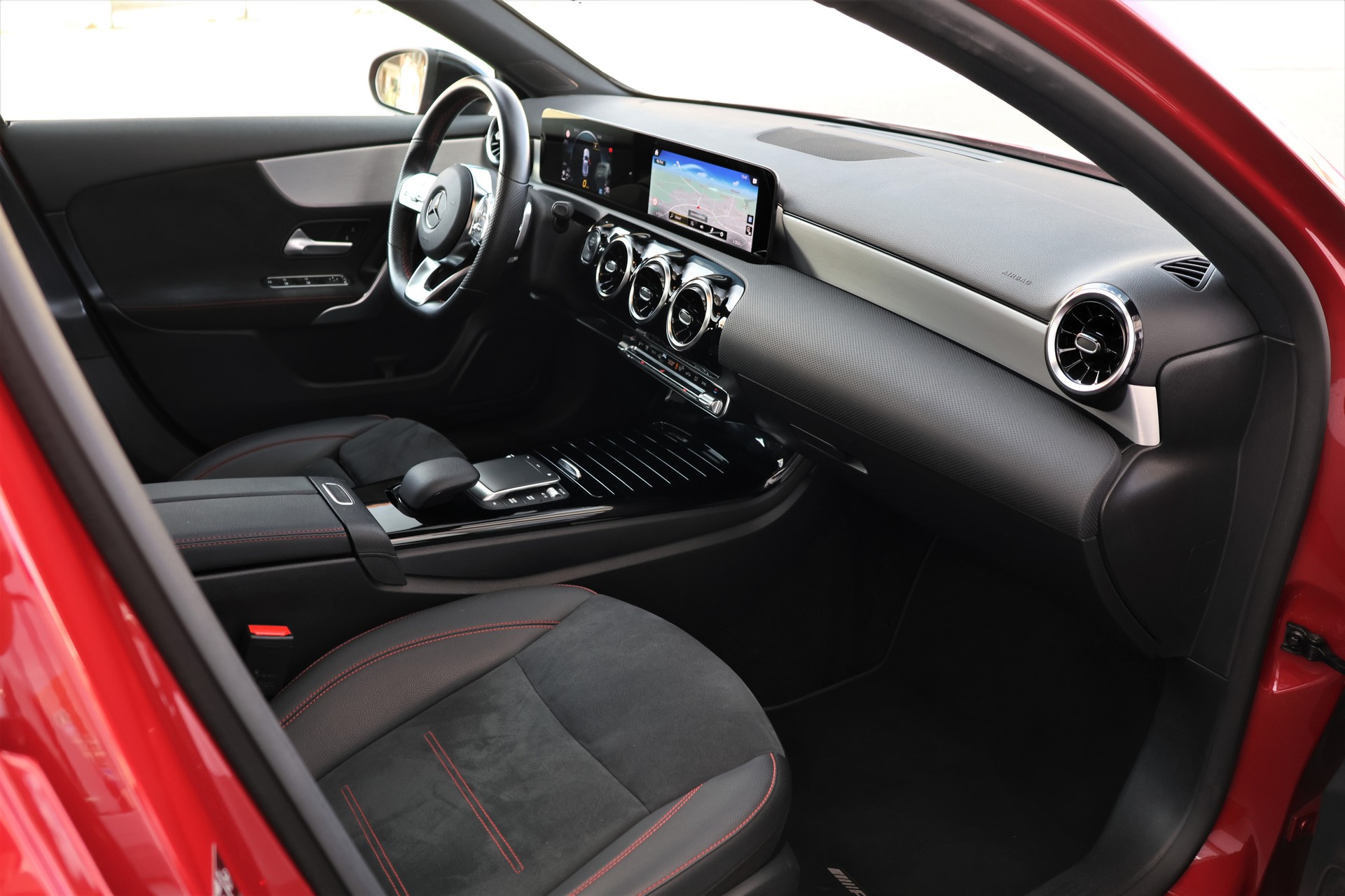 MERCEDES-BENZ A 180 d AMG Line 8G-DCT (CH) *Manufaktur Rosso Patagoni*-image-16