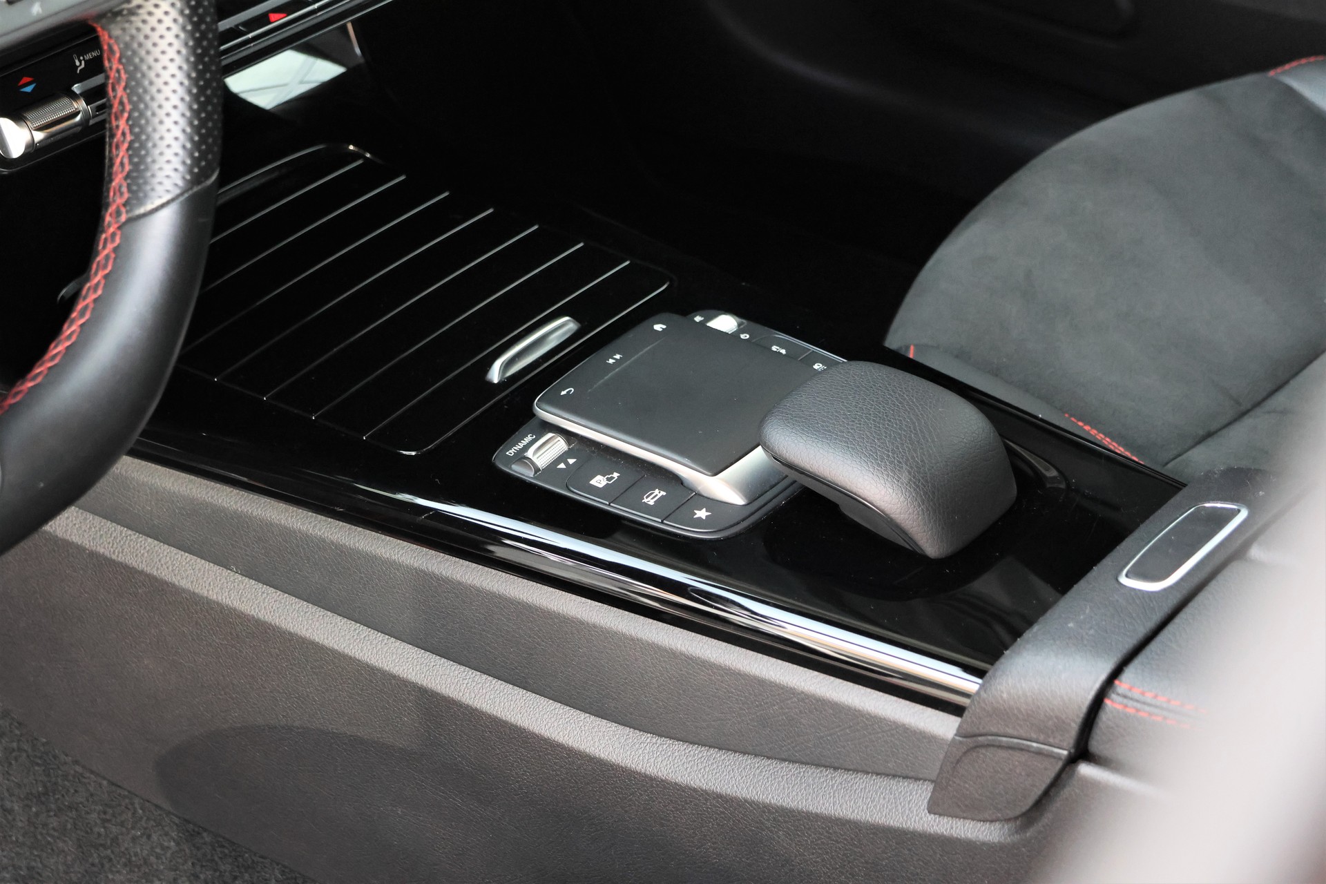 MERCEDES-BENZ A 180 d AMG Line 8G-DCT (CH) *Manufaktur Rosso Patagoni*-image-10