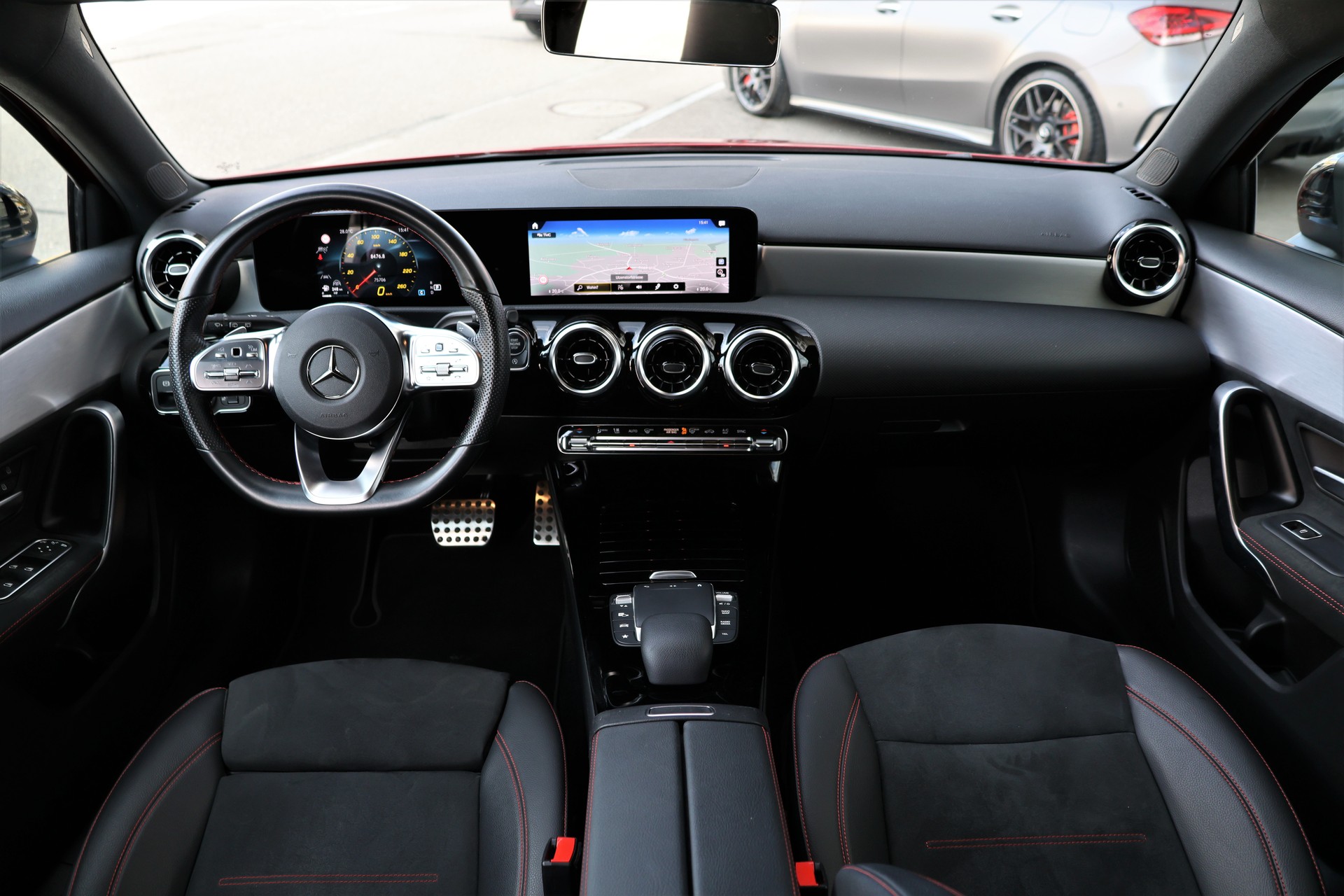 MERCEDES-BENZ A 180 d AMG Line 8G-DCT (CH) *Manufaktur Rosso Patagoni*-image-14