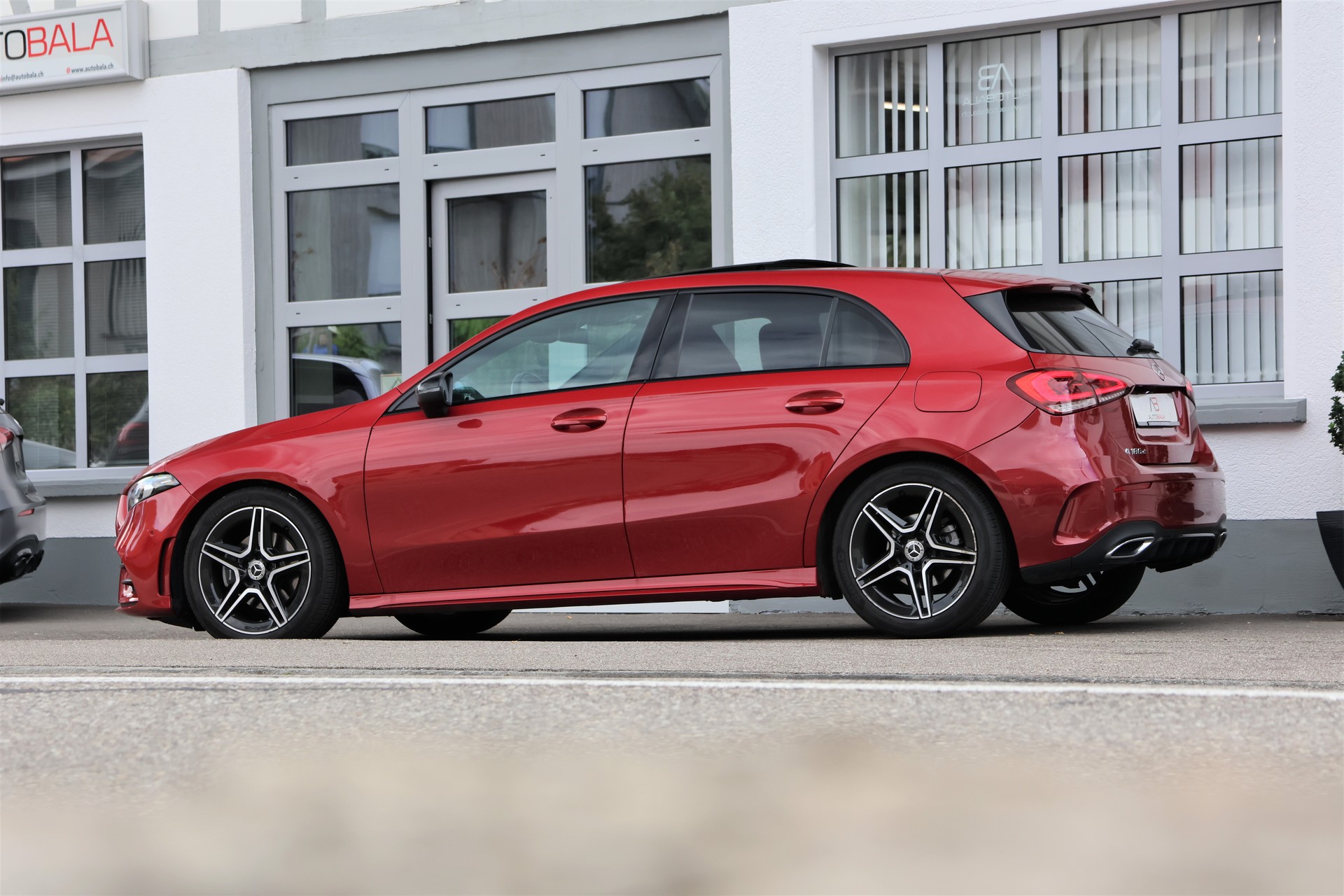 MERCEDES-BENZ A 180 d AMG Line 8G-DCT (CH) *Manufaktur Rosso Patagoni*-showroom-element-3