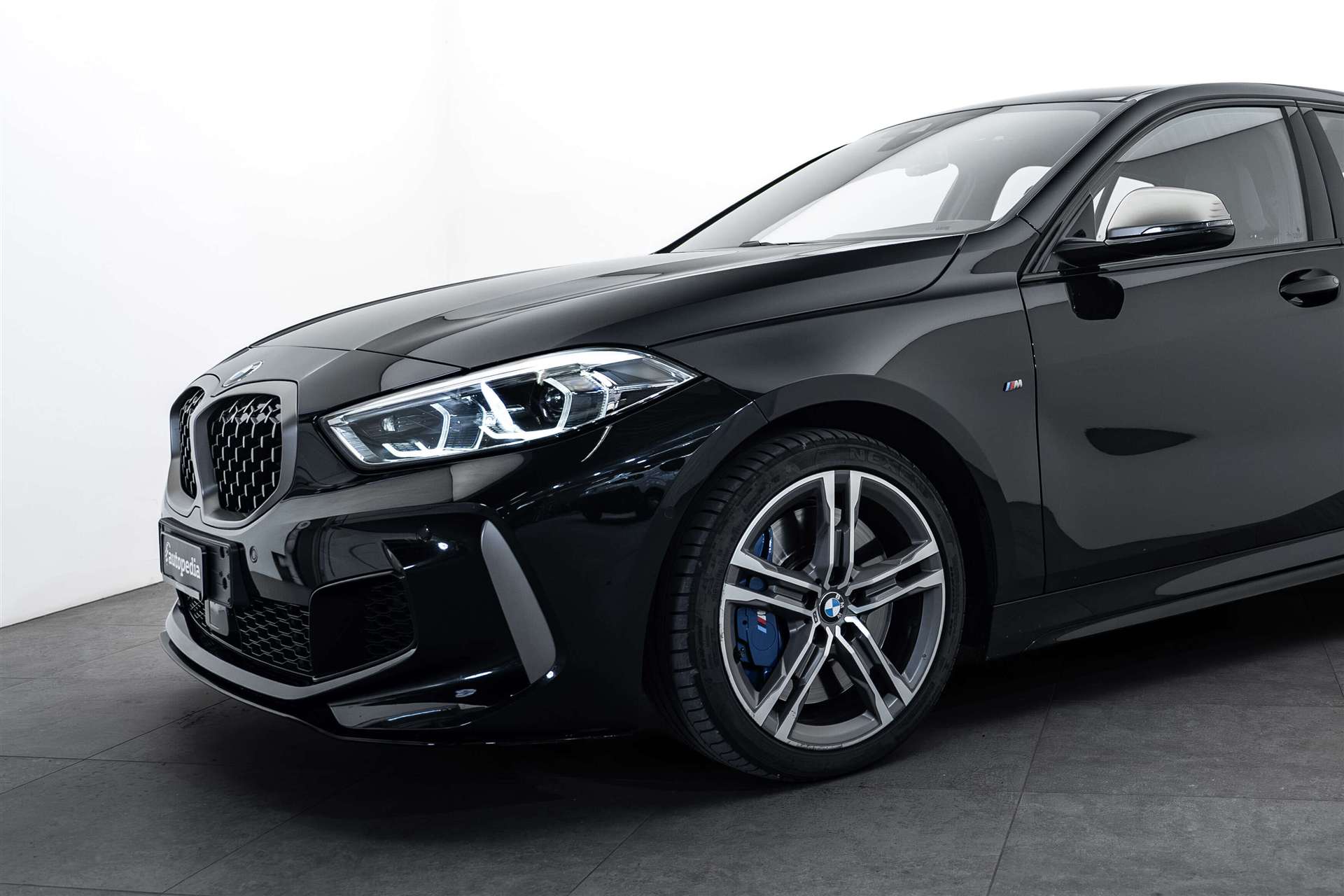 BMW M135i xDrive Steptronic 306PS-showroom-element-1