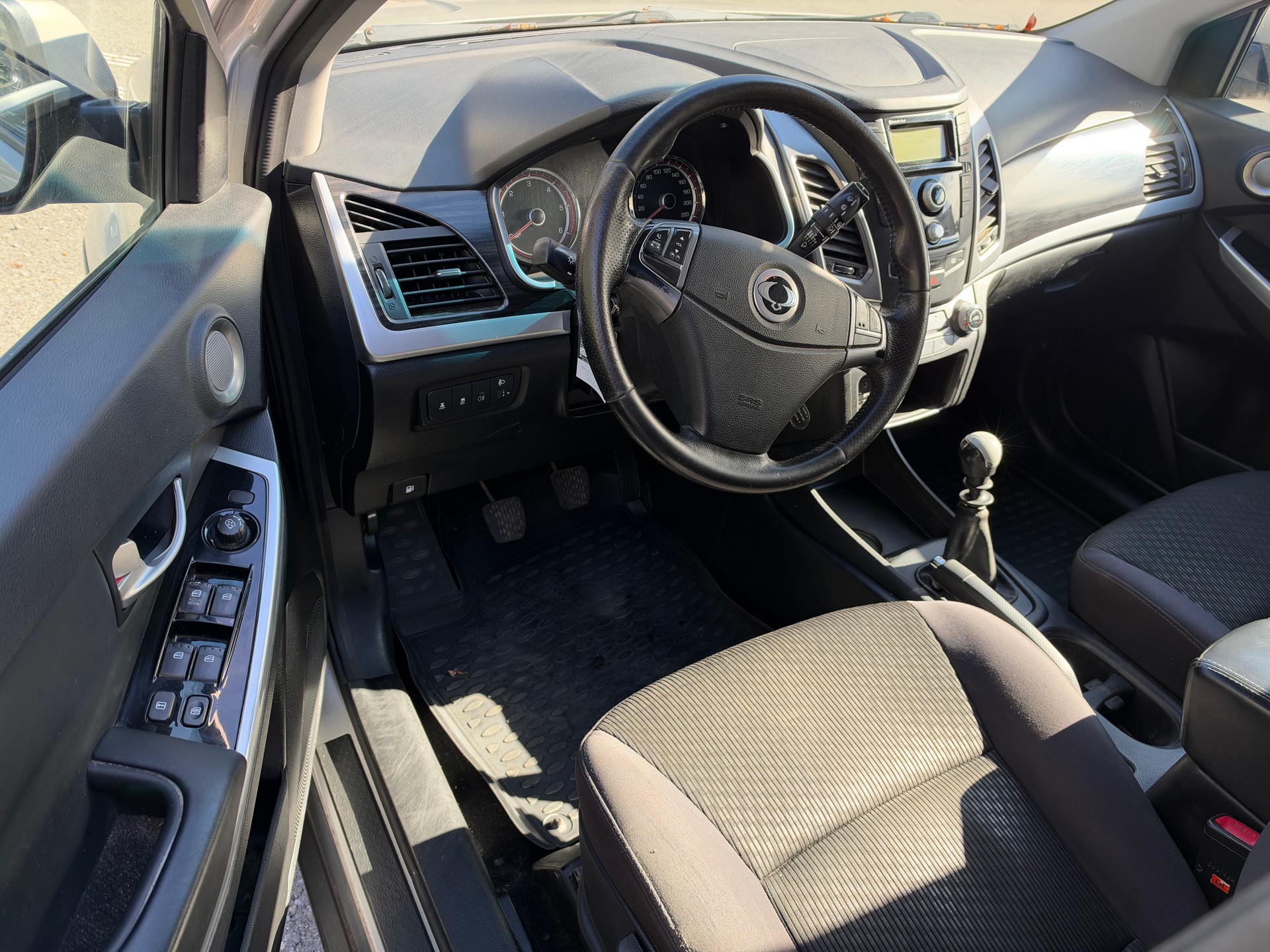 KGM-SsangYong Korando 2.0 e-XDI Plus Edition 4WD-image-8