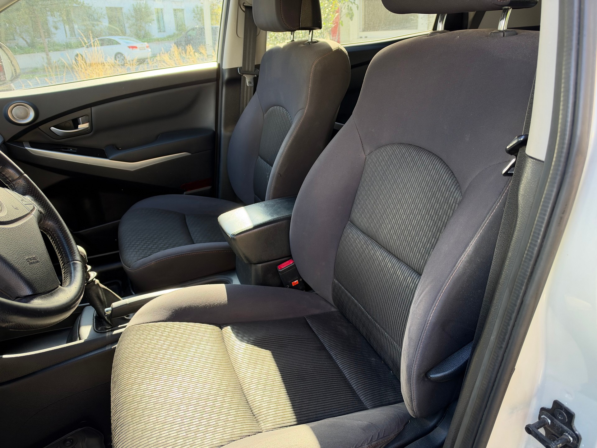 KGM-SsangYong Korando 2.0 e-XDI Plus Edition 4WD-image-9