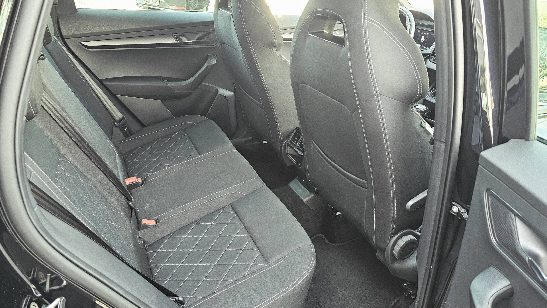 SKODA Karoq 1.5 TSI SportLine DSG-image-5