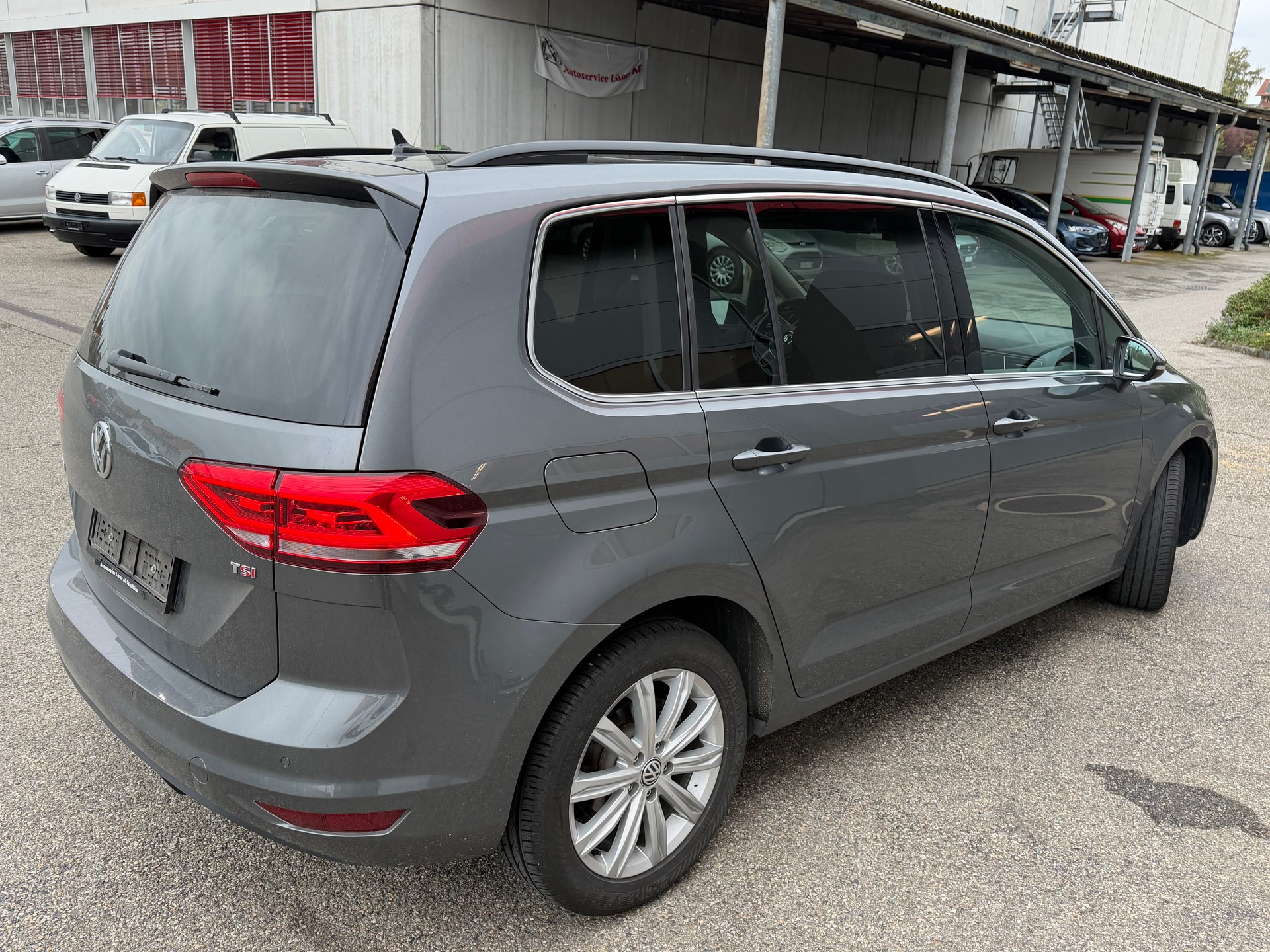 VW Touran 1.4 TSI BlueMotion Technology Trendline DSG-image-2