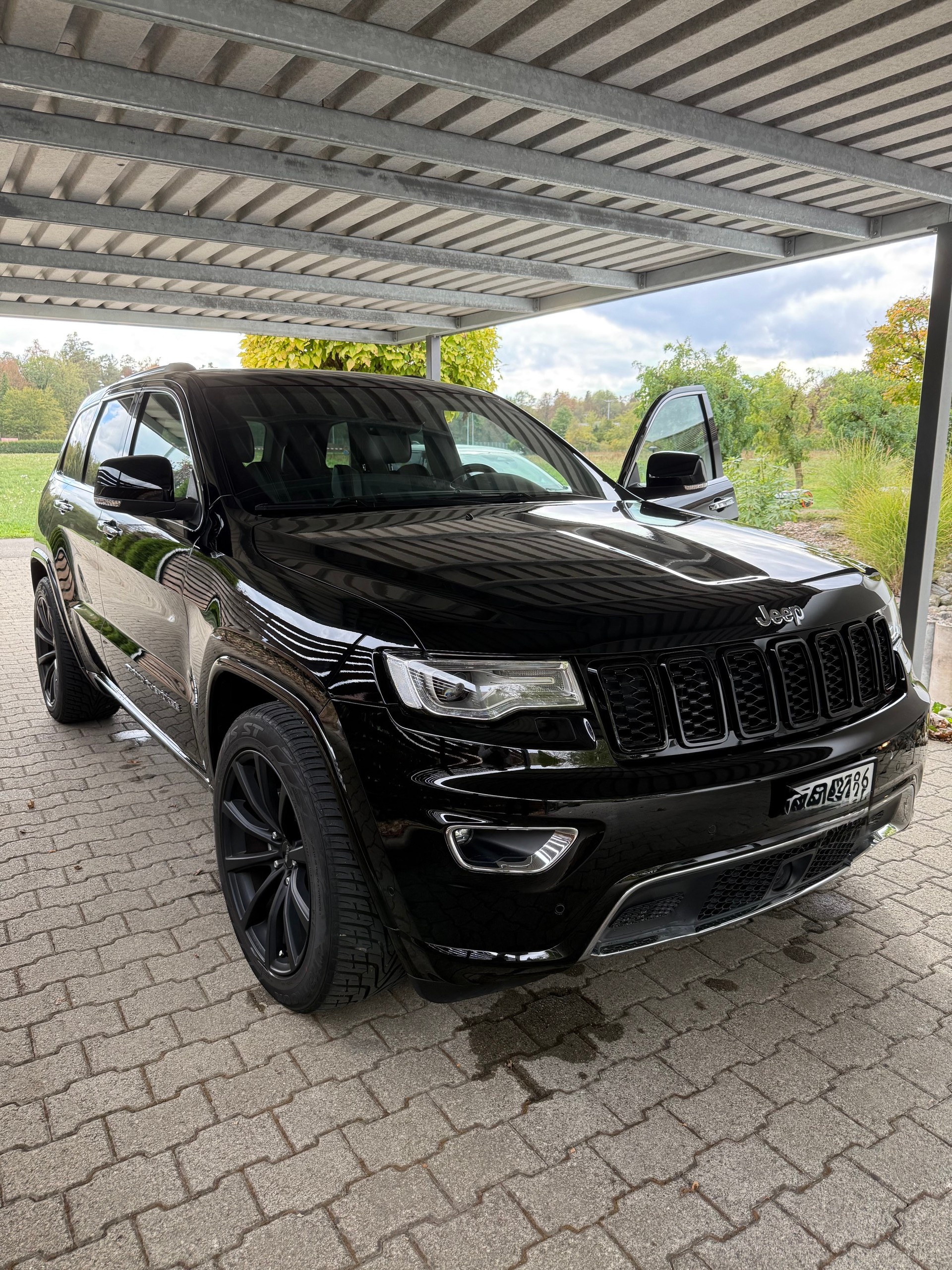 JEEP 5.7 V8 HEMI Overland-image-2