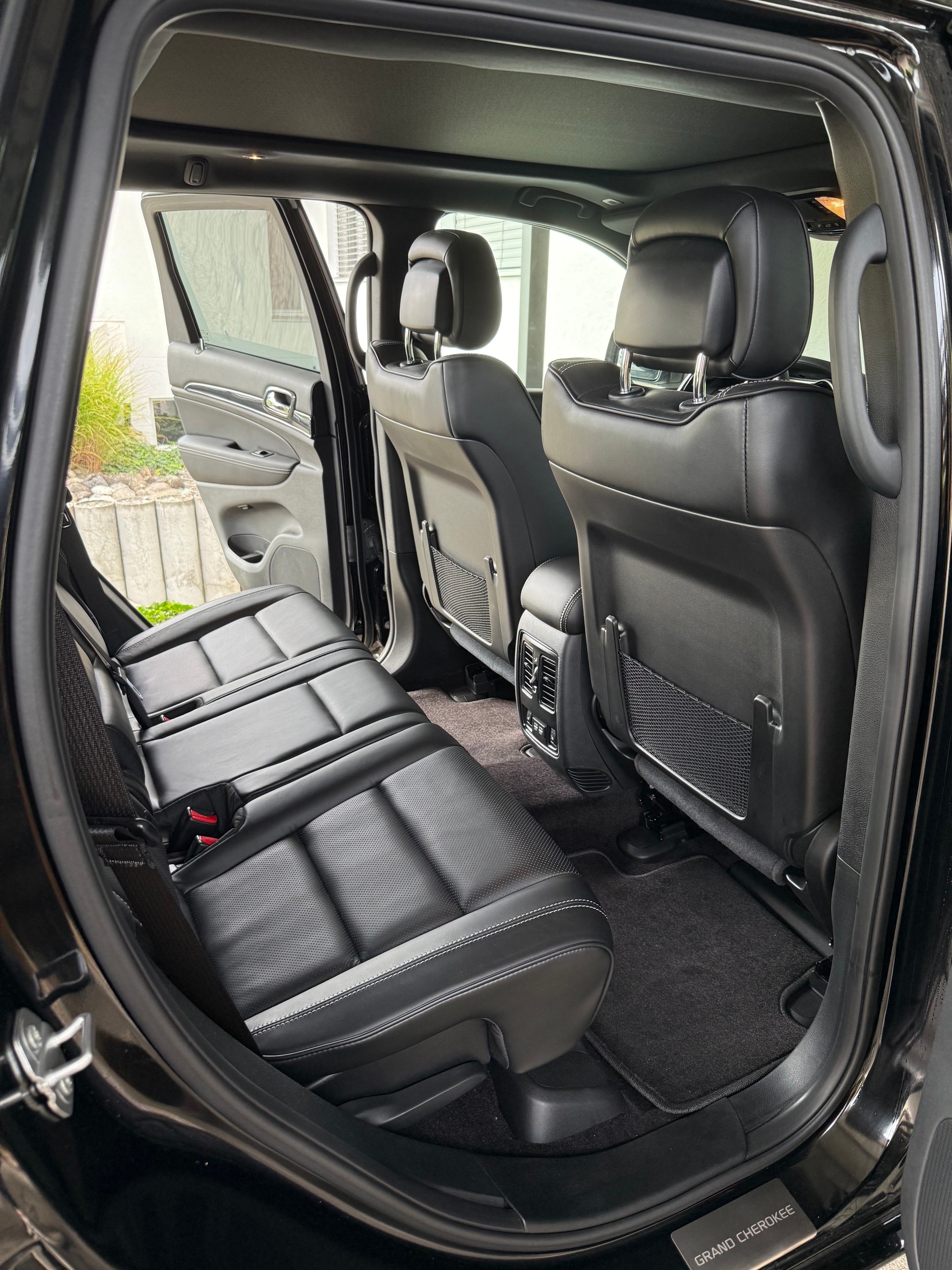 JEEP 5.7 V8 HEMI Overland-image-4