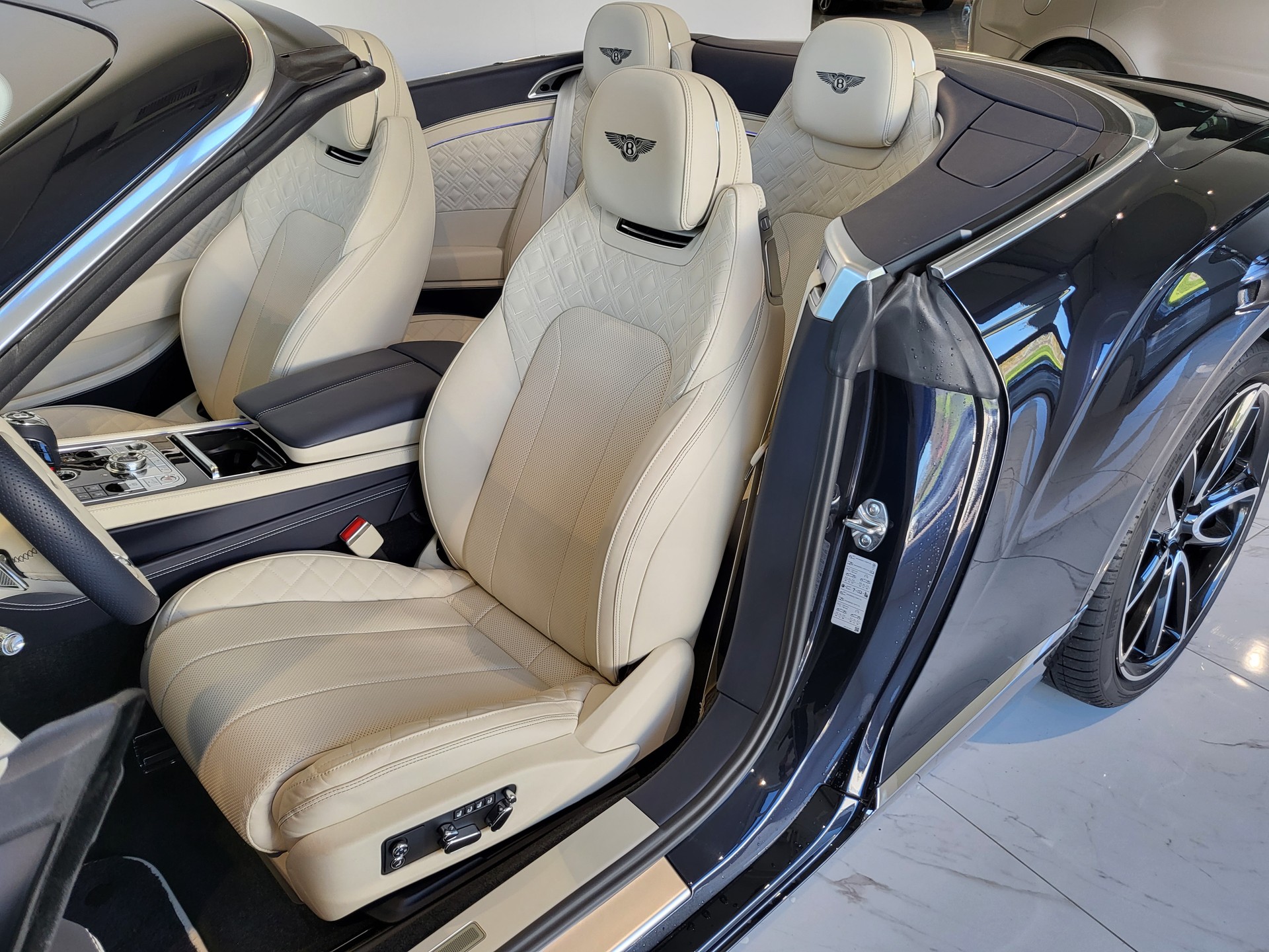 BENTLEY Continental GTC 4.0 V8-image-4