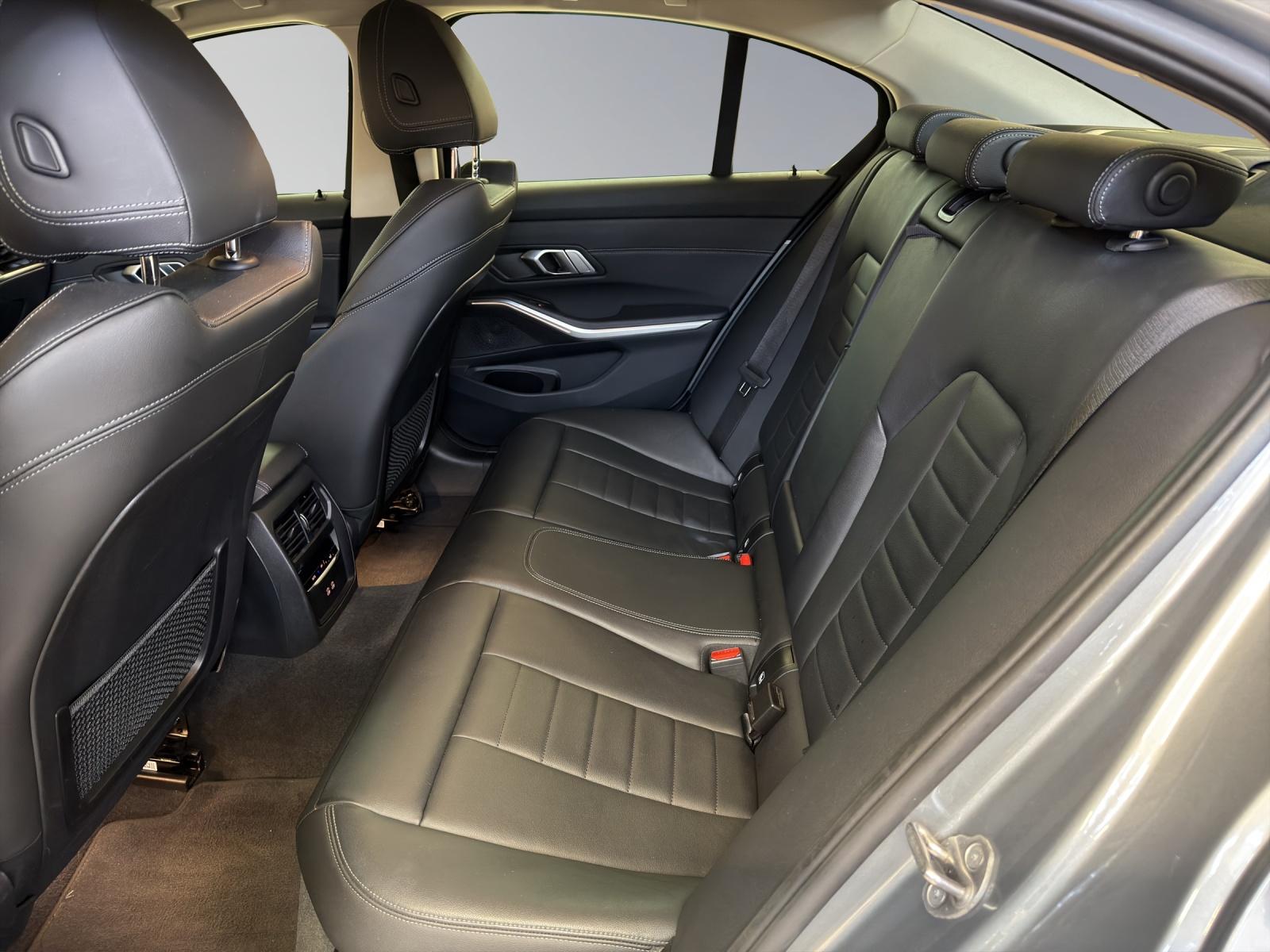 BMW 320d xDrive-image-15