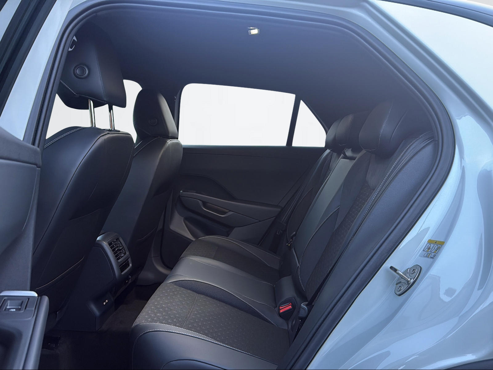 VW T-Roc 1.5 eTSI R-Line DSG-image-8
