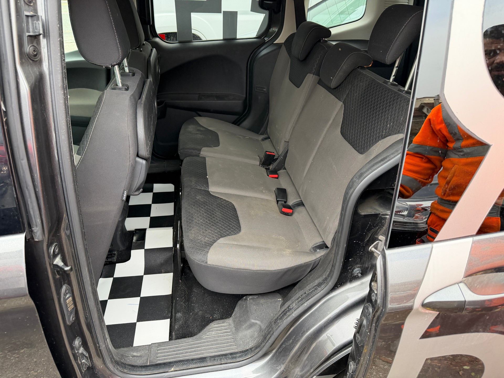 FORD Tourneo Courier 1.0 SCTi Titanium-image-6
