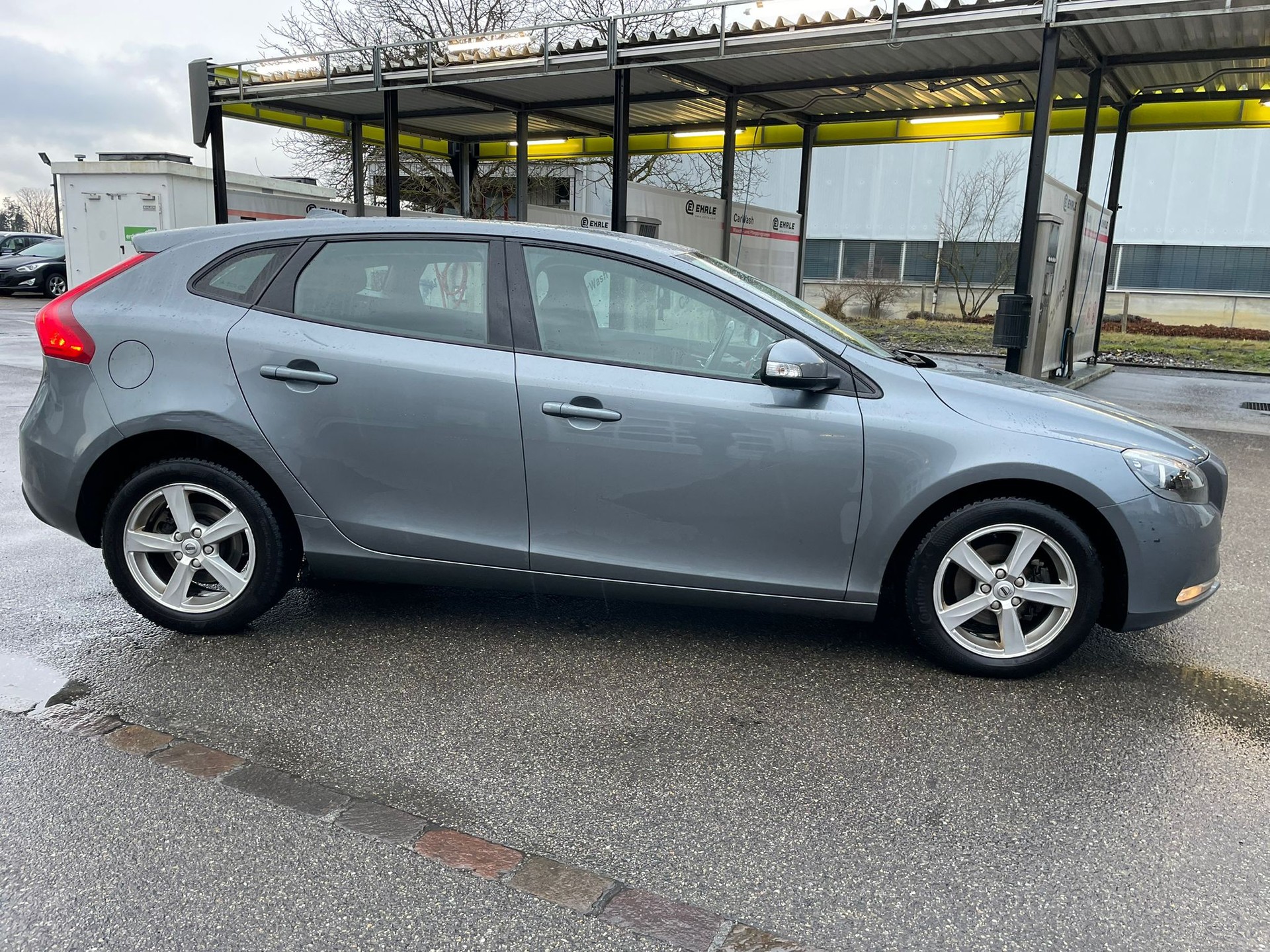 VOLVO V40 D2 Kinetic-image-3