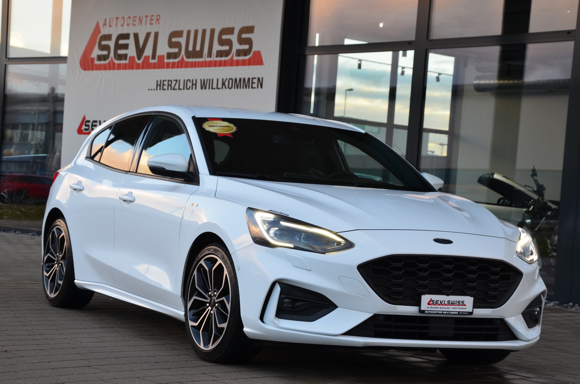 FORD Focus 1.0 SCTi ST Line*Aus erster Hand*Frisch ab MFK,1 Jahr oder 20'000km Garantie*-image-1