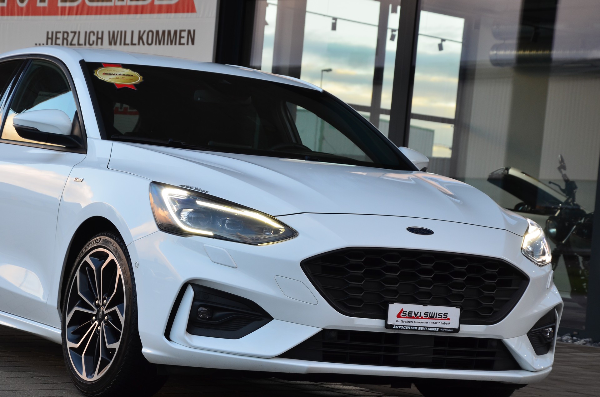 FORD Focus 1.0 SCTi ST Line*Aus erster Hand*Frisch ab MFK,1 Jahr oder 20'000km Garantie*-image-2