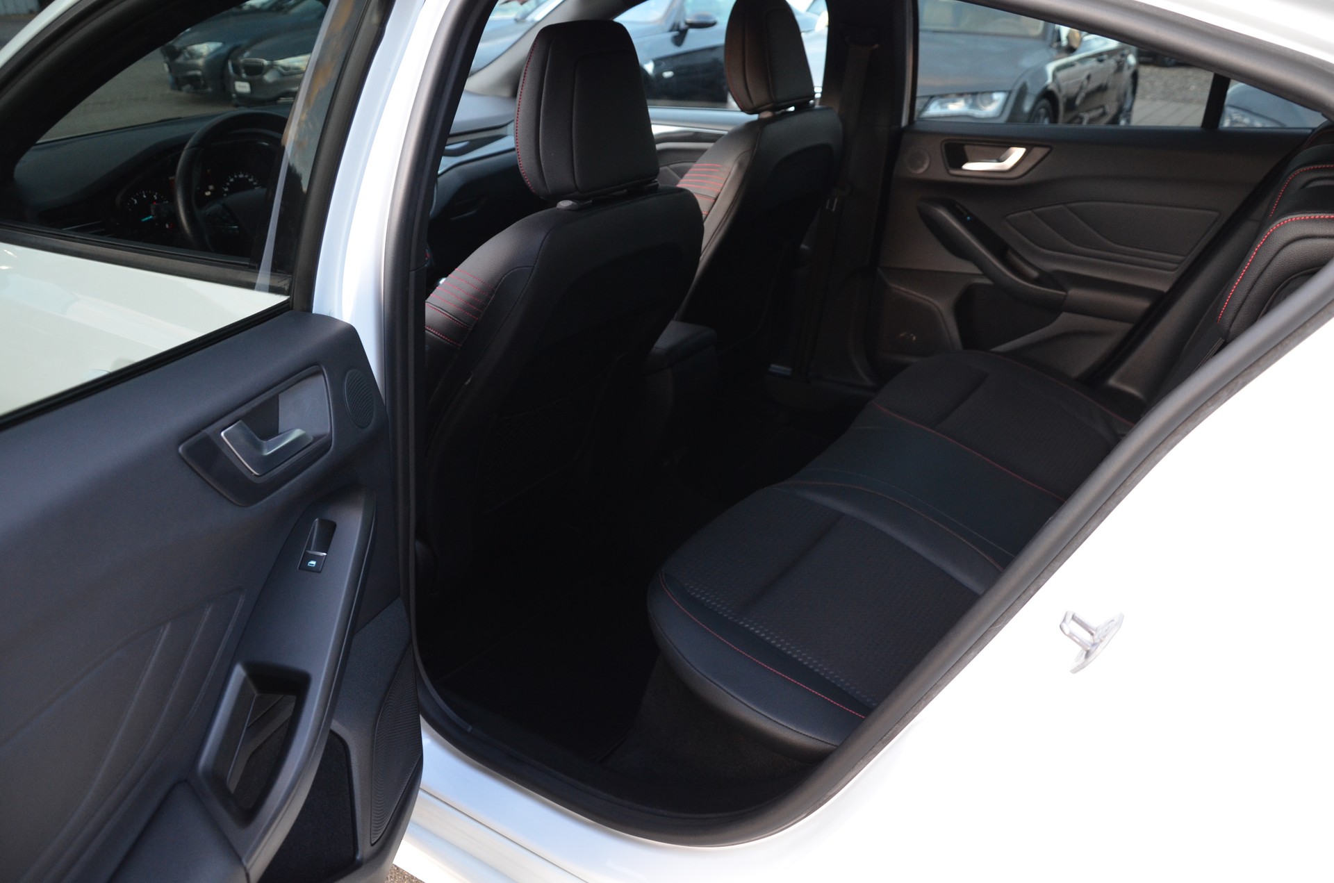FORD Focus 1.0 SCTi ST Line*Aus erster Hand*Frisch ab MFK,1 Jahr oder 20'000km Garantie*-image-17